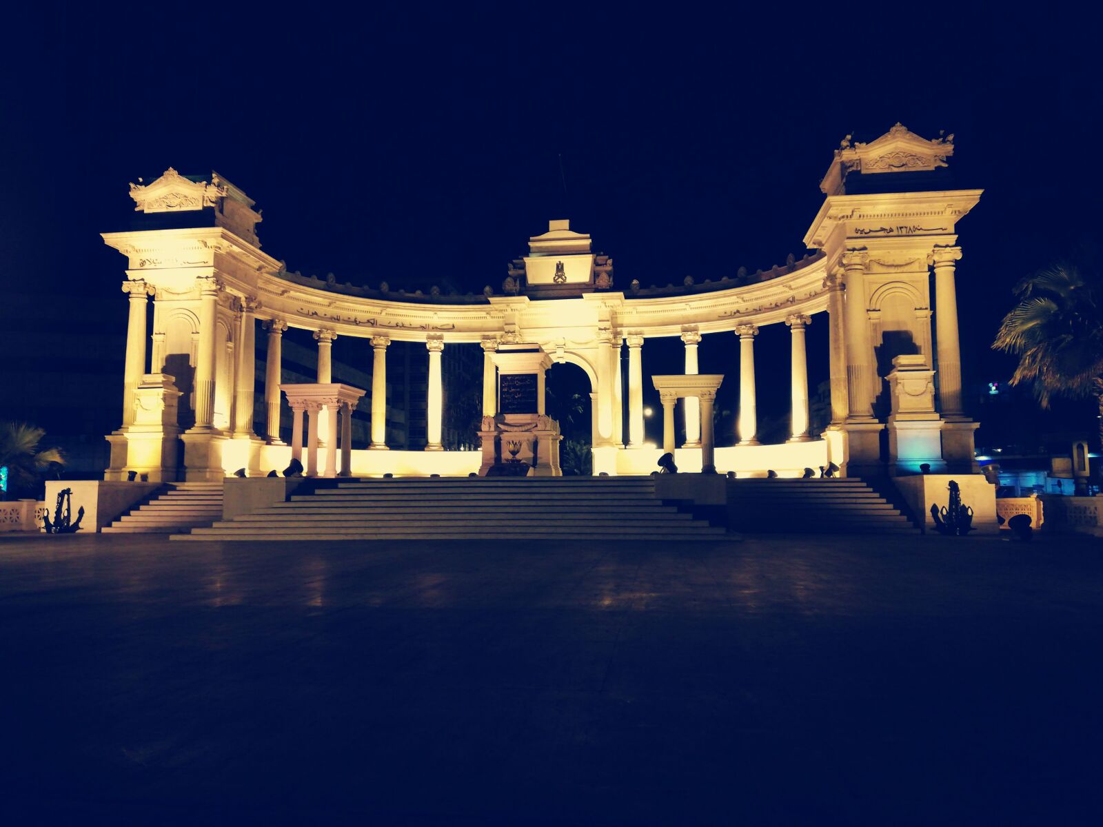 HUAWEI Mate 10 Lite sample photo. Square, night, people photography