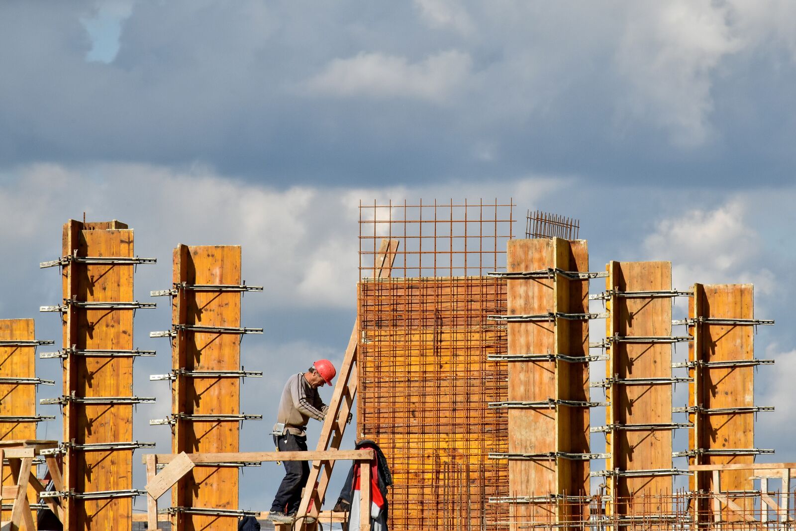 Nikon D5500 sample photo. Construction worker, ladder, metal photography