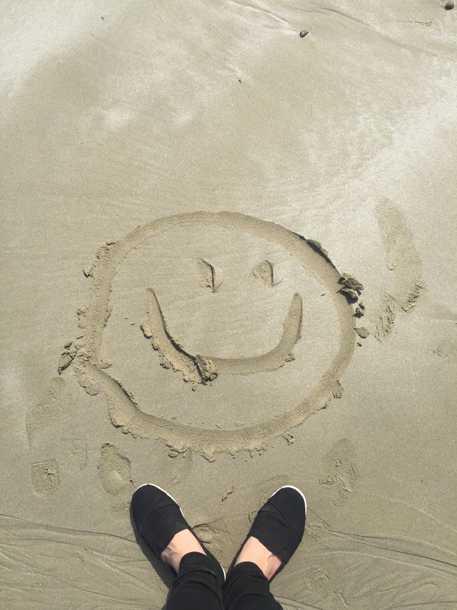 iPhone 6 back camera 4.15mm f/2.2 sample photo. Smiley, drawing, on, sand photography