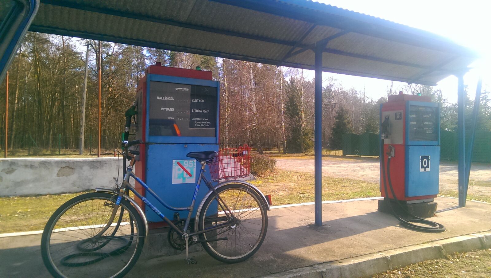 HTC ONE MINI sample photo. Bicycle, gas, station photography