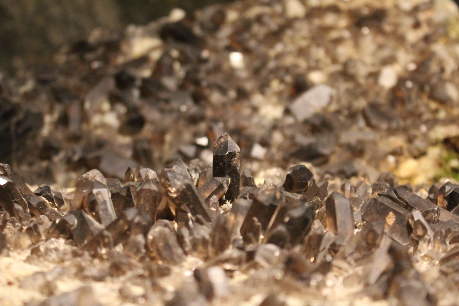 Canon EOS 100D (EOS Rebel SL1 / EOS Kiss X7) sample photo. Crystals, smoky quartz, macro photography