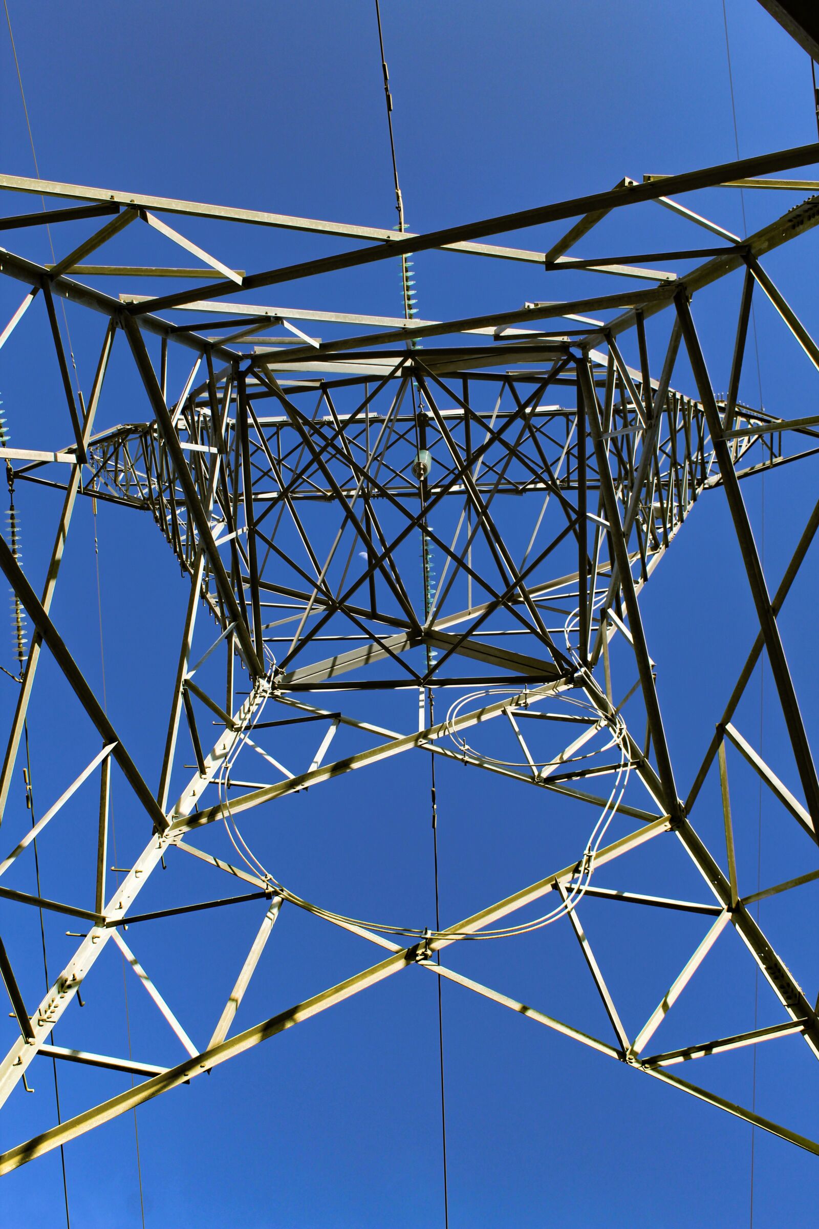 Canon EOS 1300D (EOS Rebel T6 / EOS Kiss X80) sample photo. Electricity, tower, sky photography