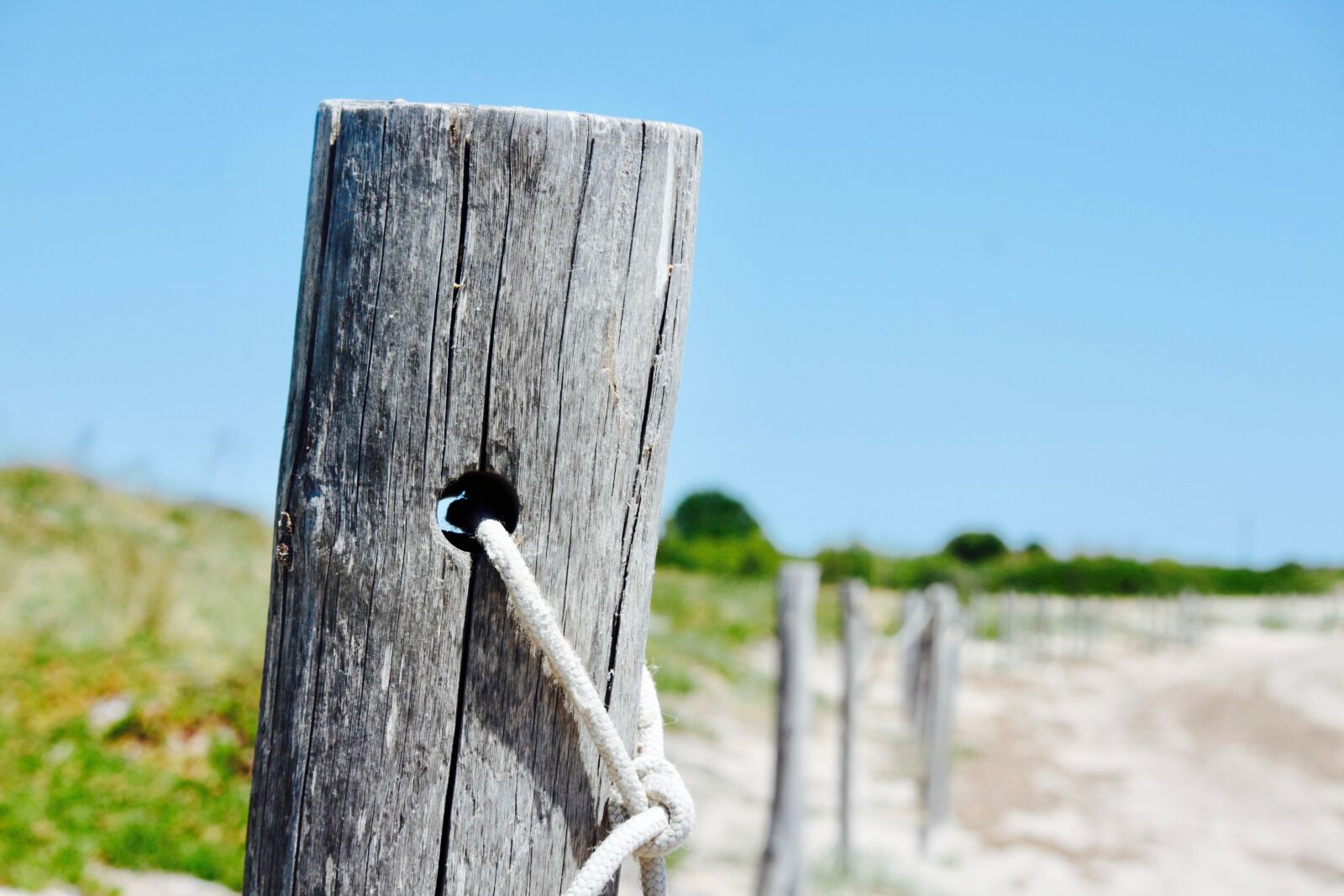 Canon EOS M sample photo. Picket fence, sand, beach photography