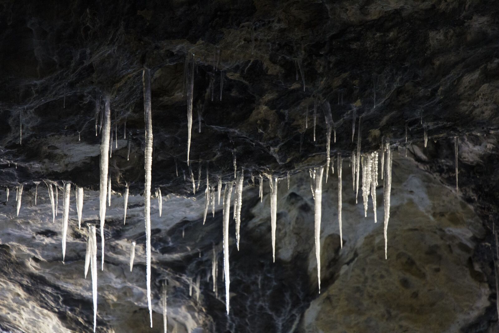 Canon EOS 550D (EOS Rebel T2i / EOS Kiss X4) + Canon EF-S 18-135mm F3.5-5.6 IS STM sample photo. Cave, ice, icicle photography
