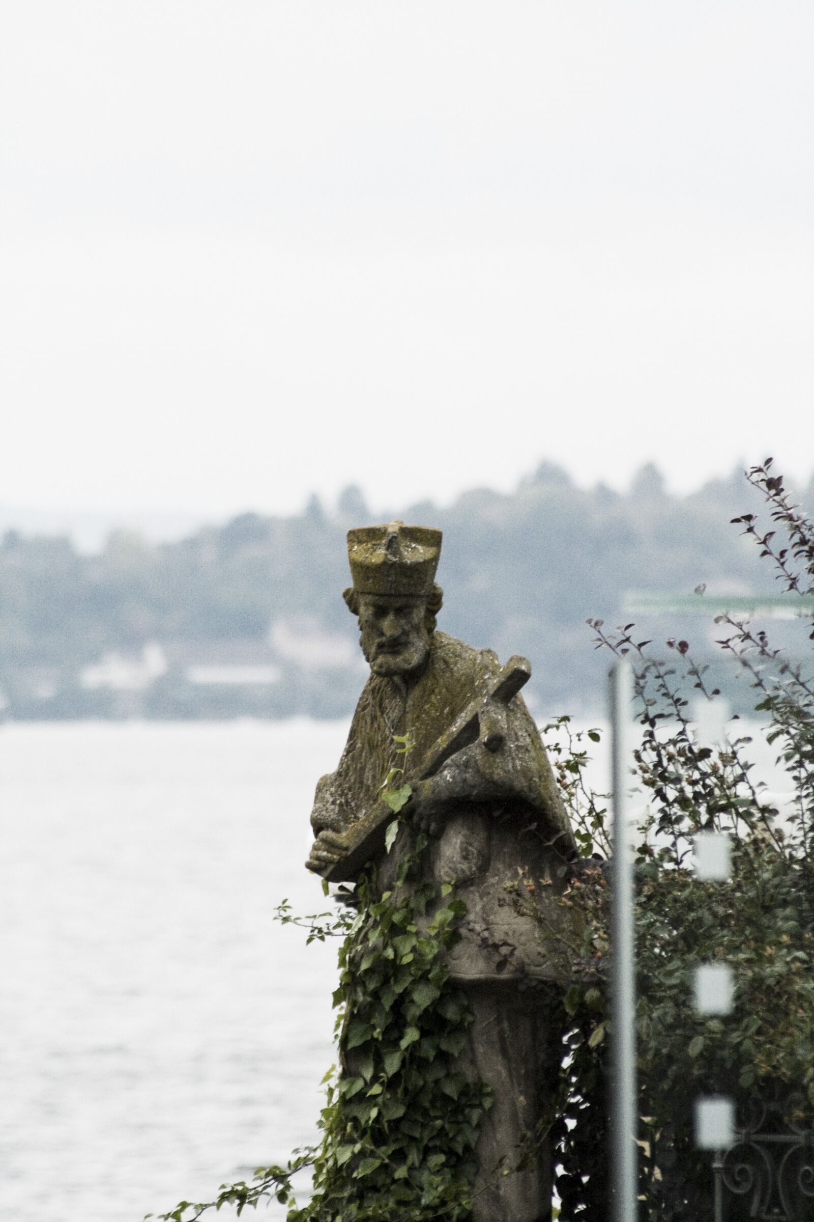 Canon EOS 1000D (EOS Digital Rebel XS / EOS Kiss F) sample photo. Lake saint, statue, lake photography