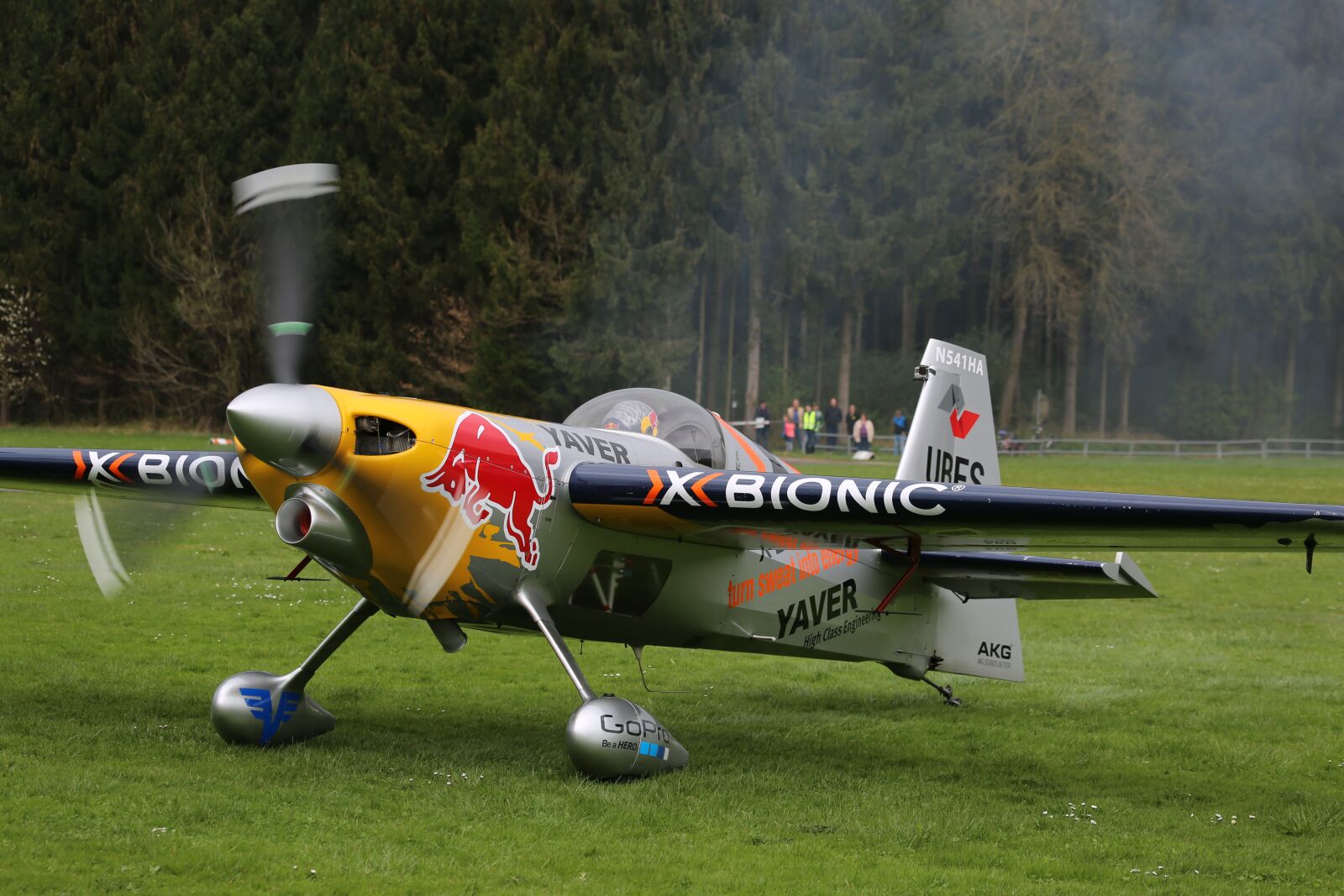 Canon EF 100-400mm F4.5-5.6L IS USM sample photo. Red bull, flyer, propeller photography