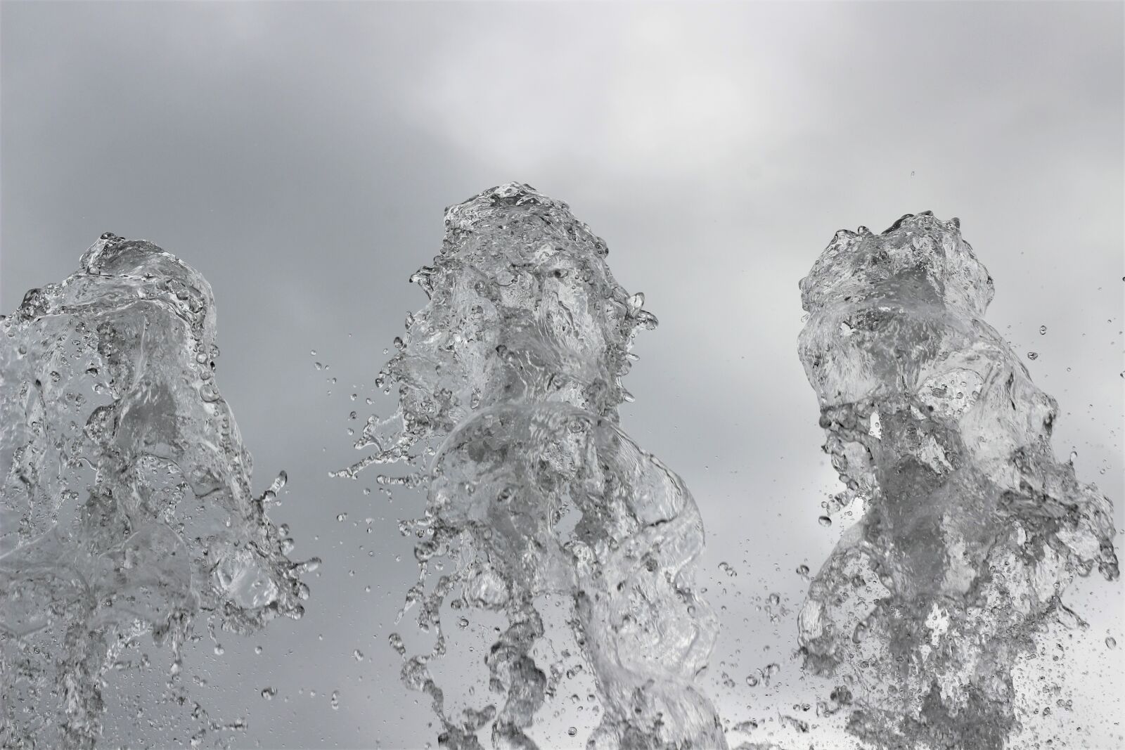 Canon EOS 600D (Rebel EOS T3i / EOS Kiss X5) sample photo. Water fontana, h2o, clear photography