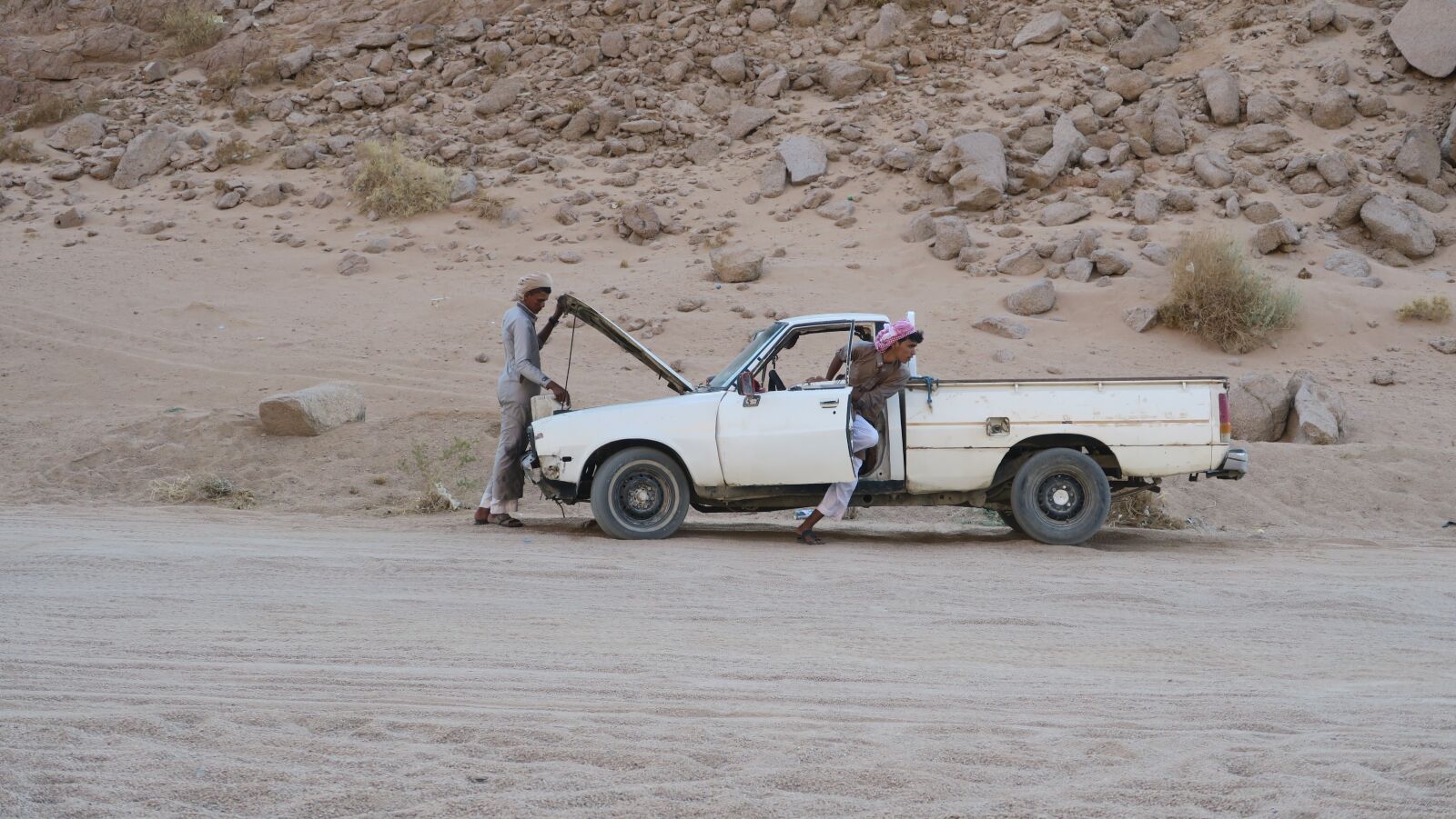 Canon PowerShot G5 X sample photo. Egypt, car repair, problem photography