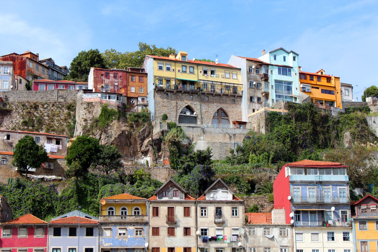 Canon EOS 600D (Rebel EOS T3i / EOS Kiss X5) sample photo. Houses, colorful, facade photography