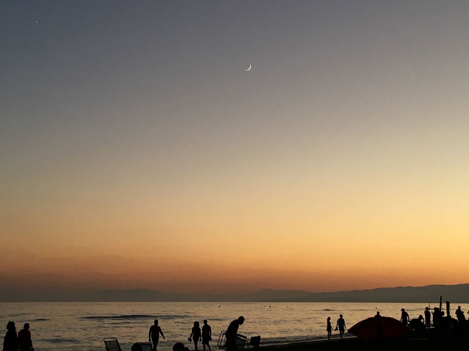 iPhone SE back camera 4.15mm f/2.2 sample photo. Sunset, beach, sea photography
