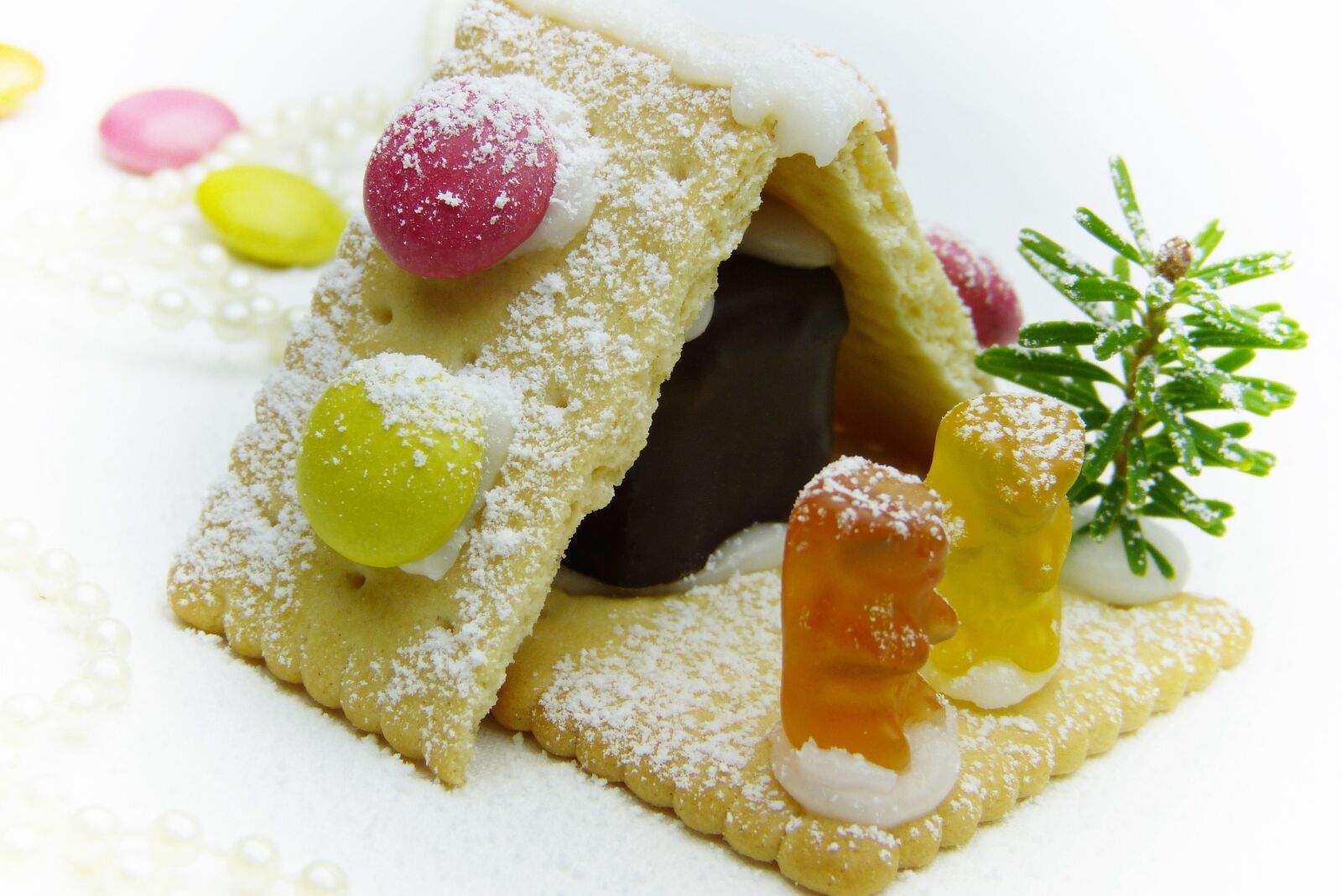 Panasonic Lumix DMC-FZ150 sample photo. Biscuit, house, gummibärchen photography