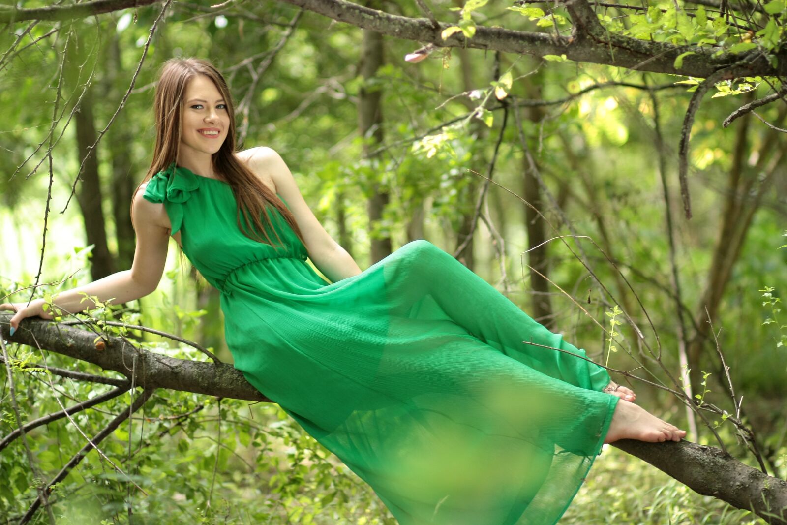Canon EOS 450D (EOS Rebel XSi / EOS Kiss X2) sample photo. Girl, dress, green photography