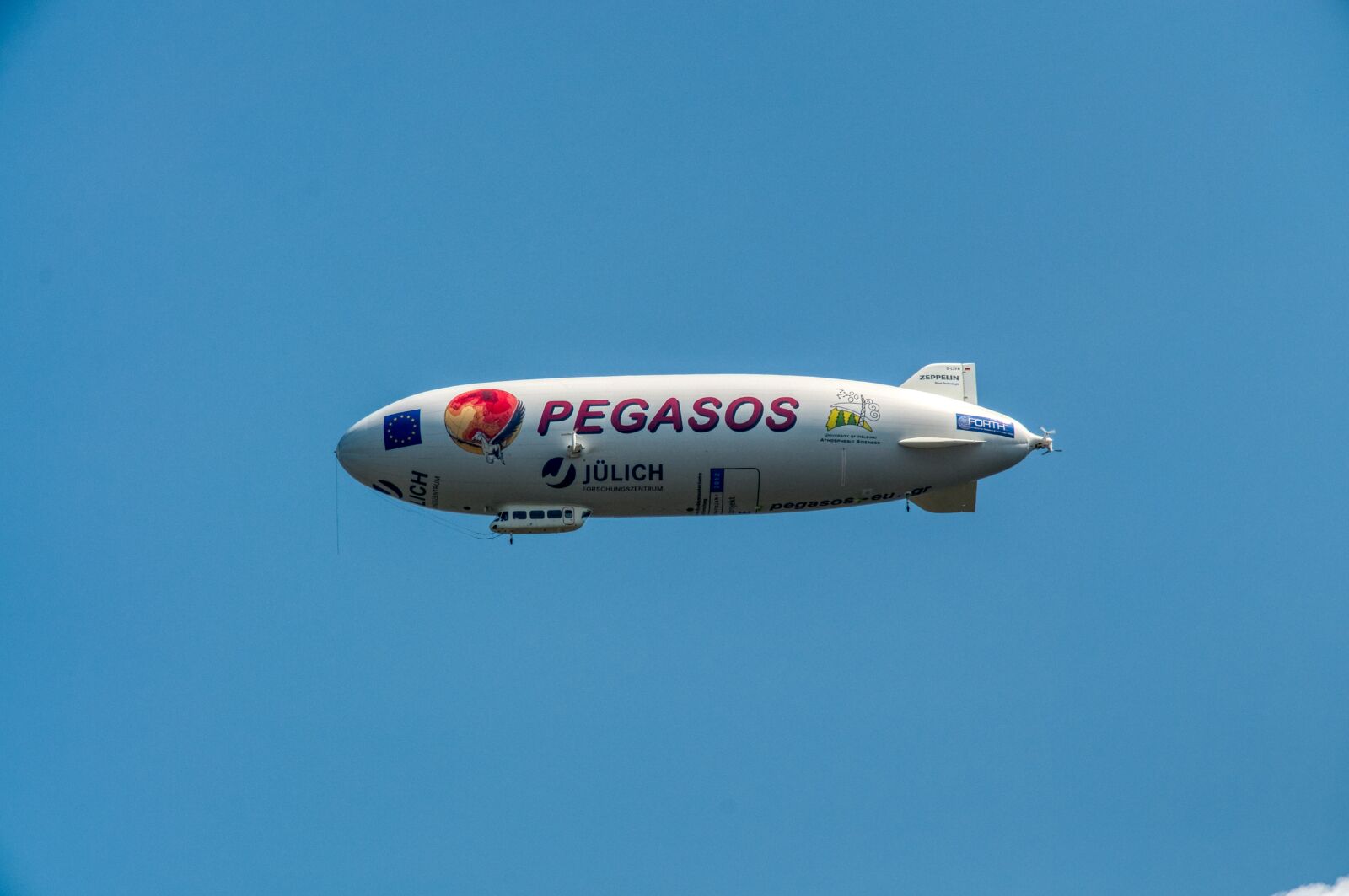 Nikon D5000 sample photo. Zeppelin, rigid airship, flying photography