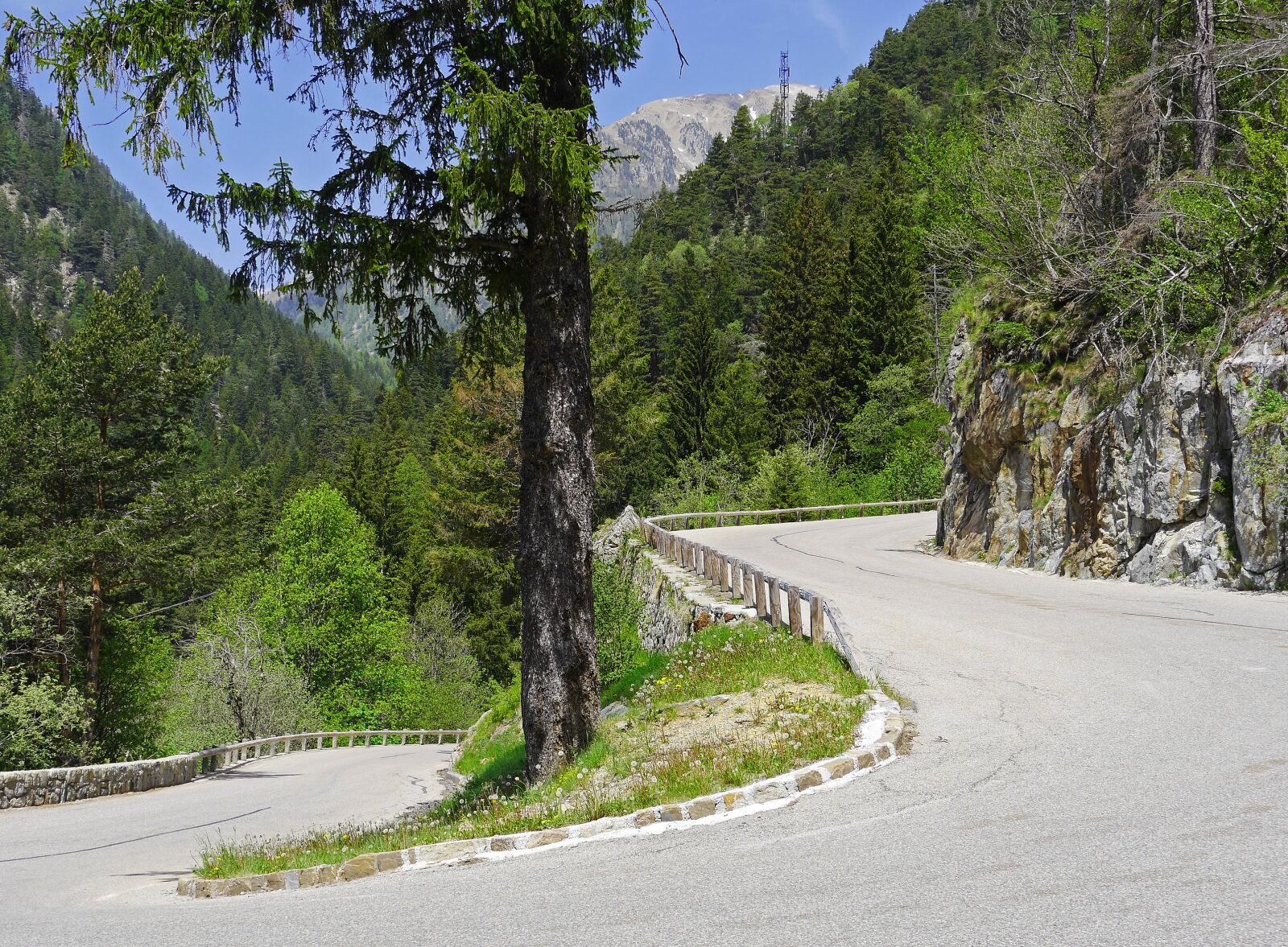 Panasonic Lumix DMC-GH3 sample photo. Pass road, serpentine, alpine photography
