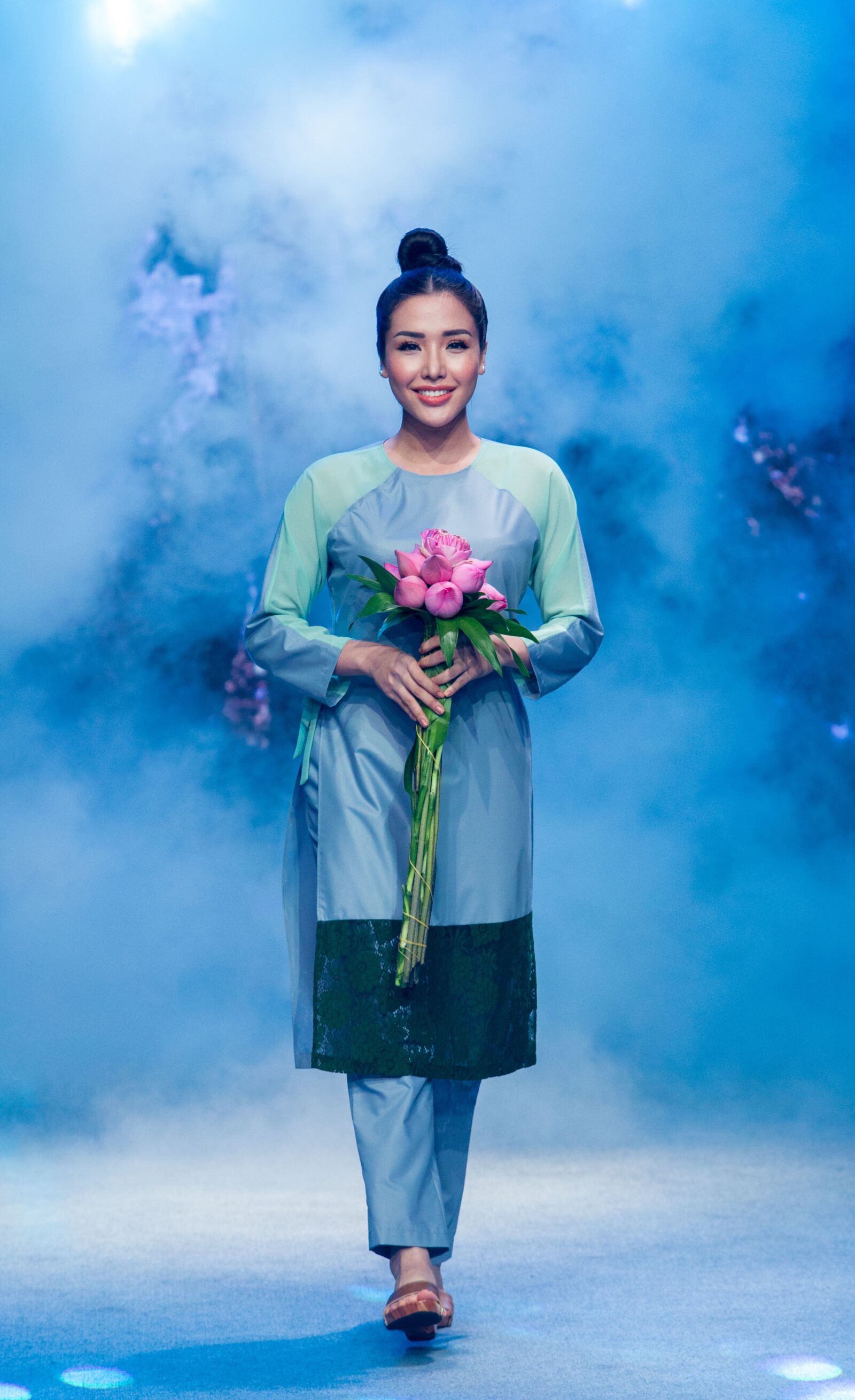 Canon EF 70-200mm F2.8L USM sample photo. Flower, girl, beautifull photography