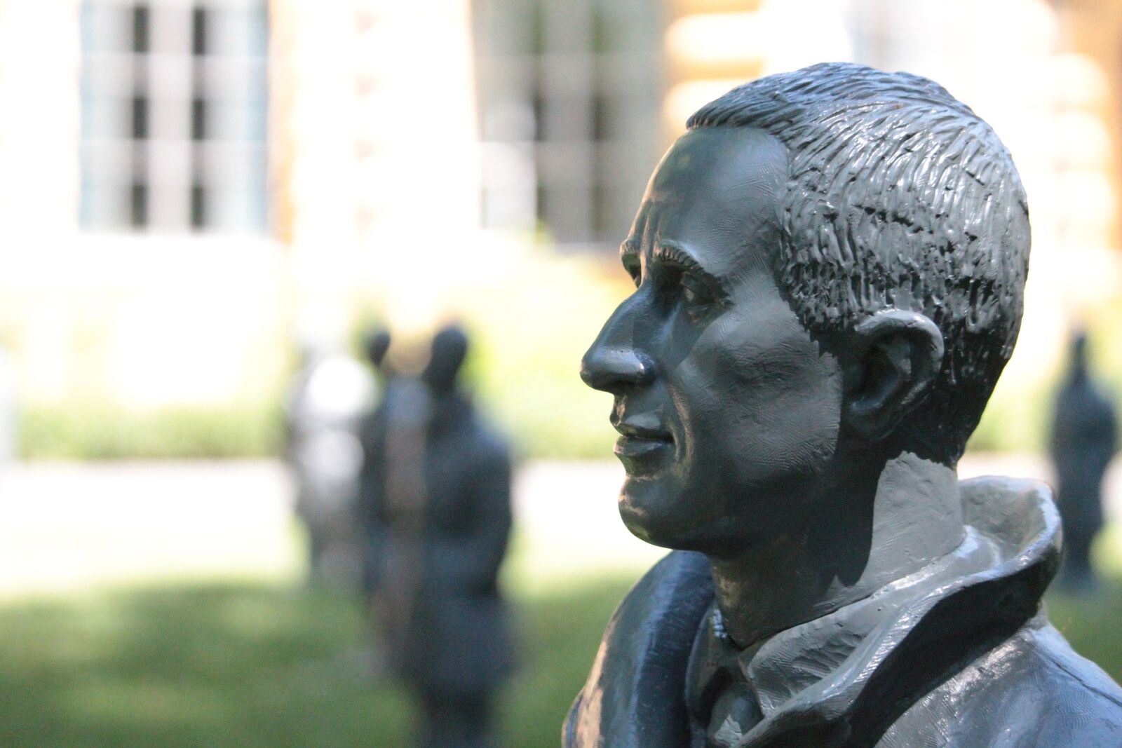 Canon EF-S 55-250mm F4-5.6 IS STM sample photo. Bert brecht, brecht, statue photography