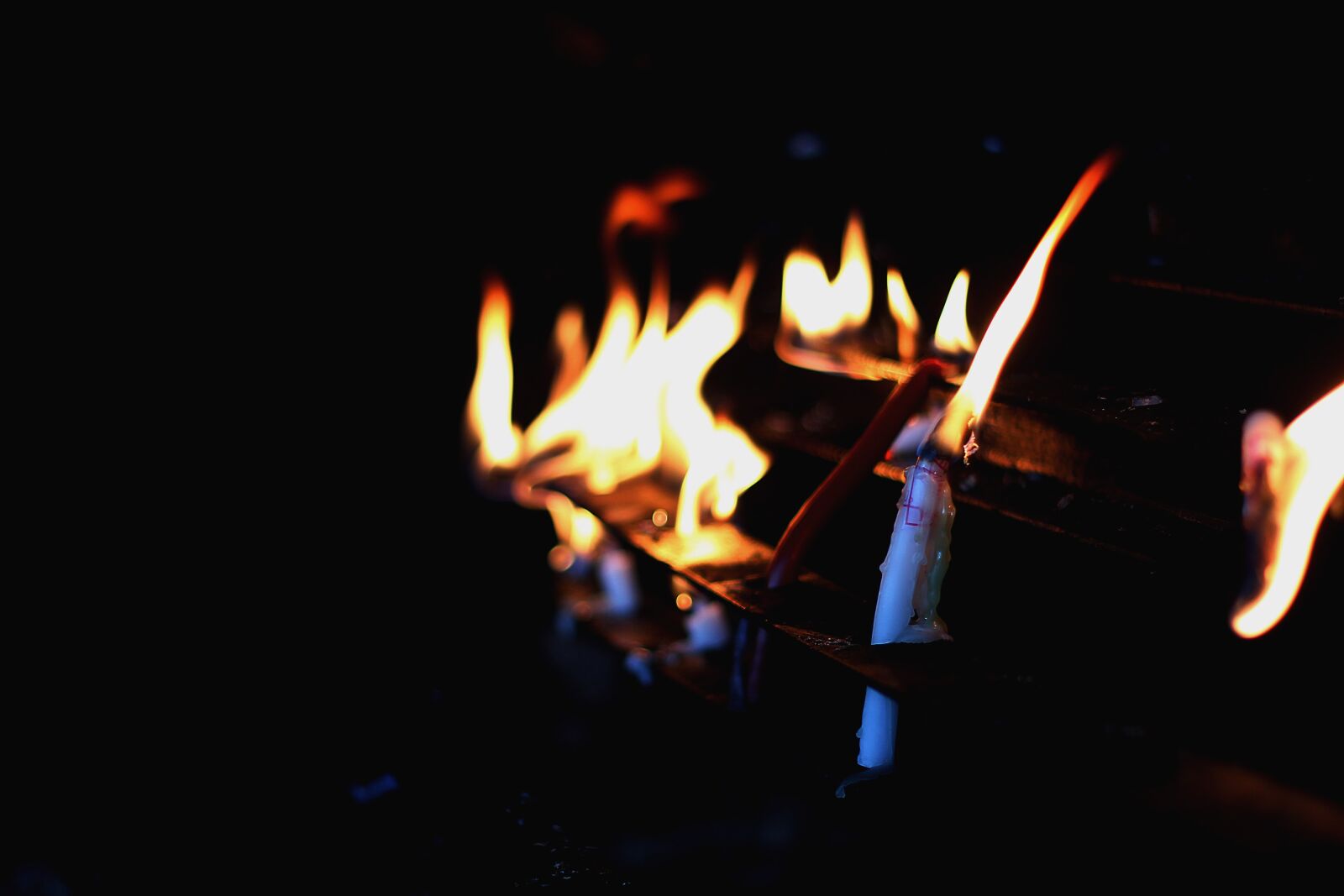 Canon EOS 600D (Rebel EOS T3i / EOS Kiss X5) + Canon EF 50mm F1.8 II sample photo. Candles, light, fire photography
