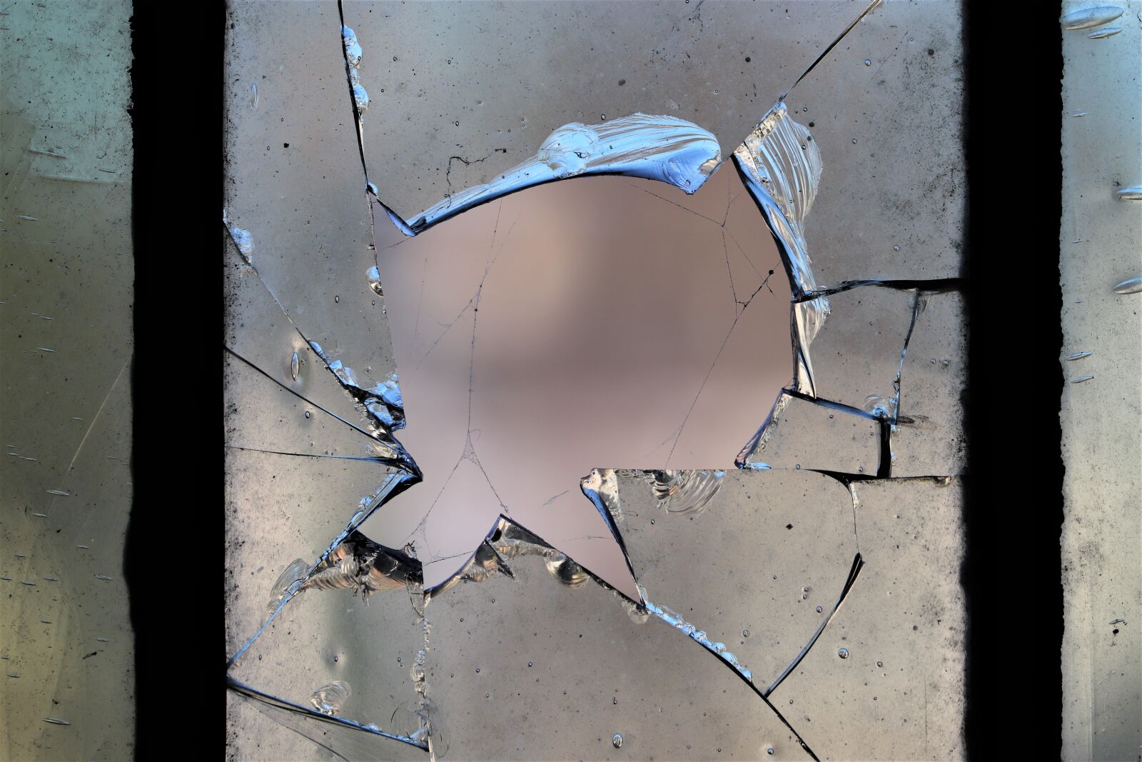 Canon EOS 800D (EOS Rebel T7i / EOS Kiss X9i) sample photo. Broken glass, perforated, broken photography