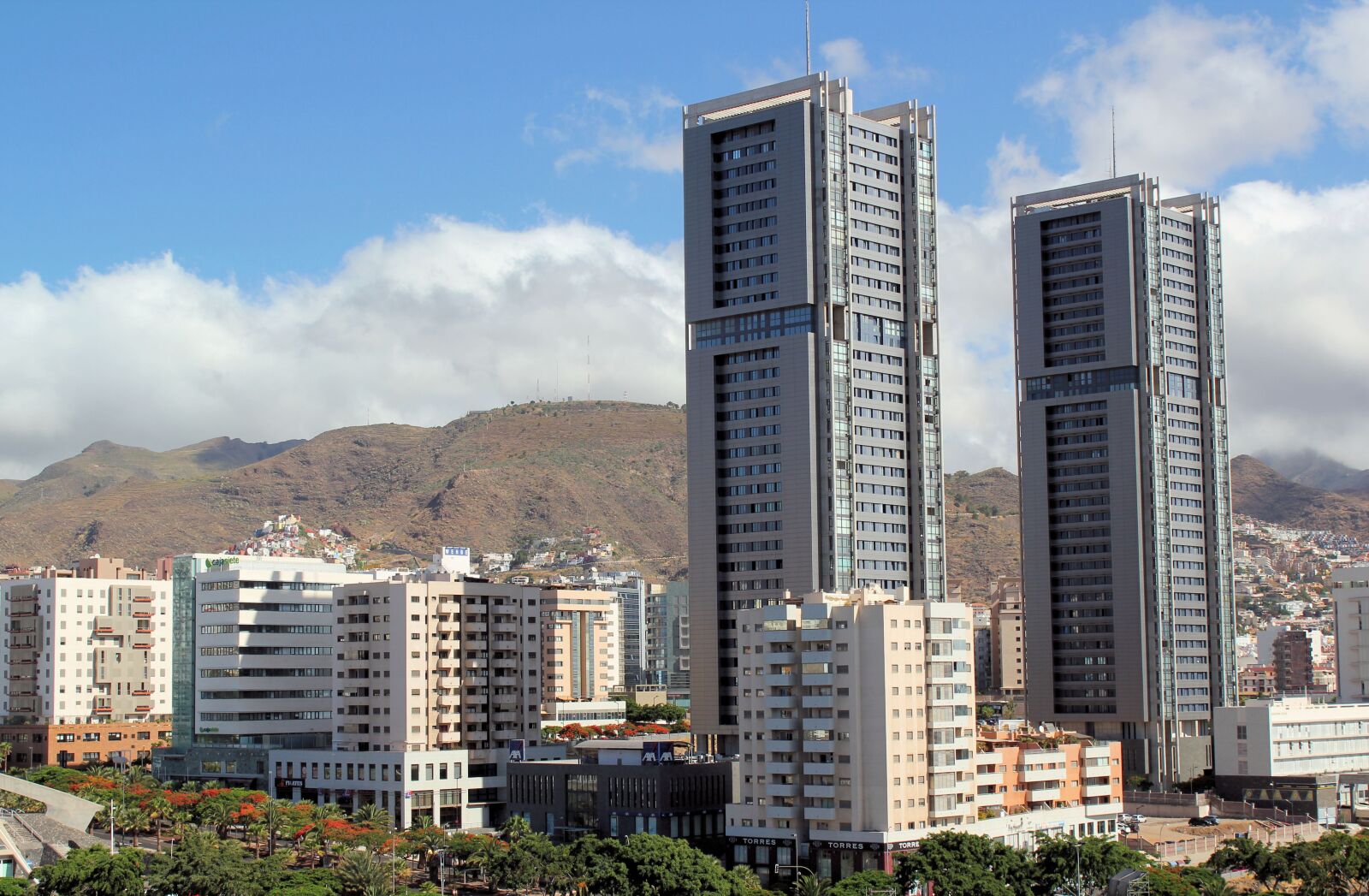 Canon EOS 550D (EOS Rebel T2i / EOS Kiss X4) sample photo. Building, towers, houses photography