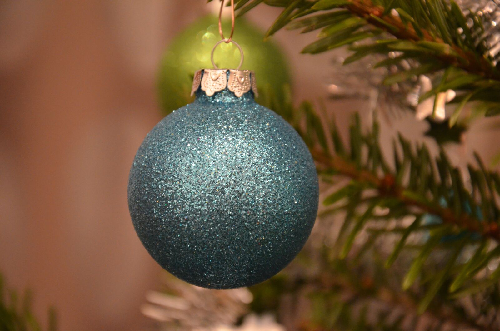 Nikon D5100 sample photo. Christmas bauble, blue, christmas photography