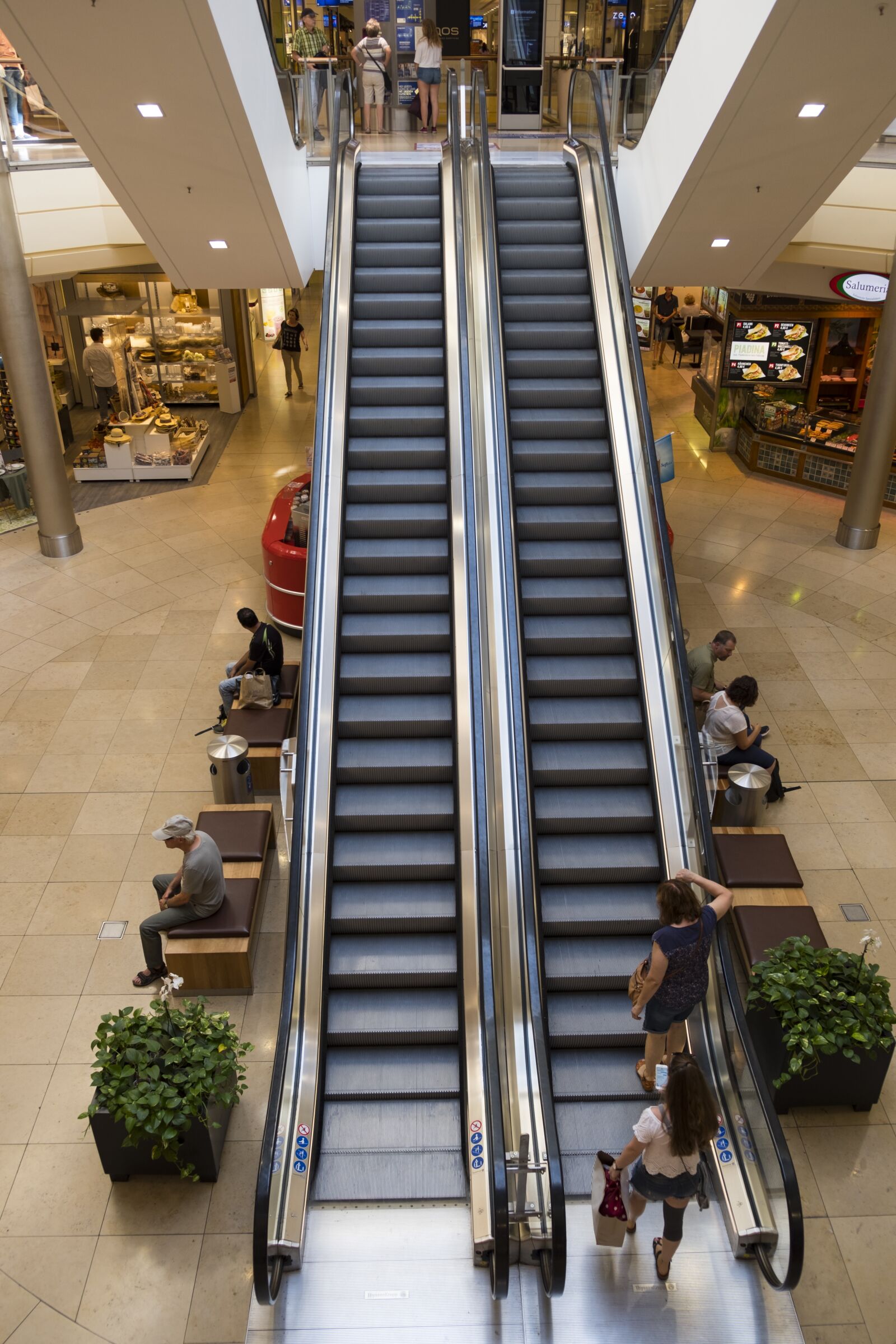 Fujifilm XF 18-55mm F2.8-4 R LM OIS sample photo. Shopping, schoppen, shopping centre photography