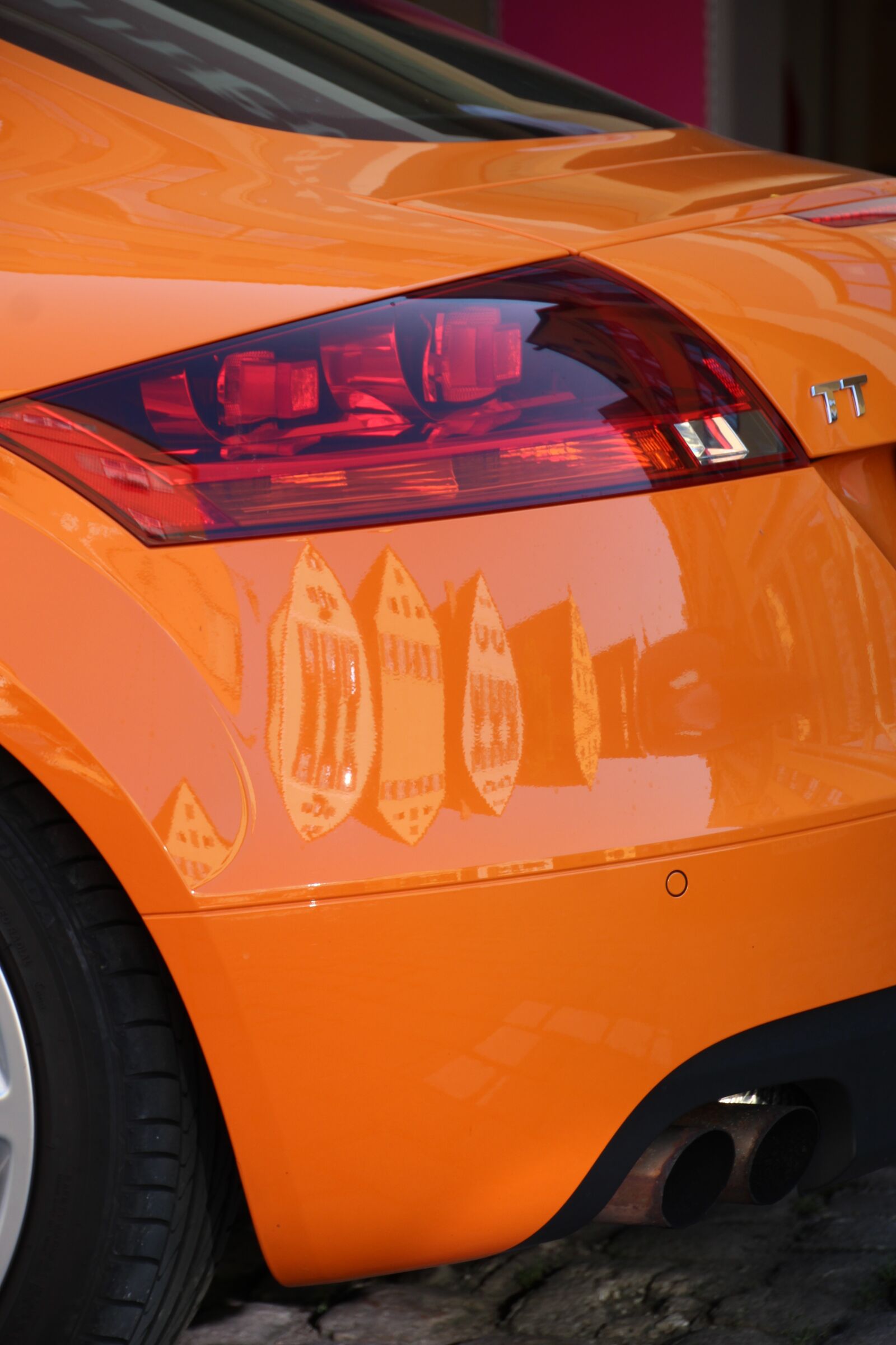 Canon EOS 1200D (EOS Rebel T5 / EOS Kiss X70 / EOS Hi) sample photo. Audi tt, mirroring, dinosaur photography
