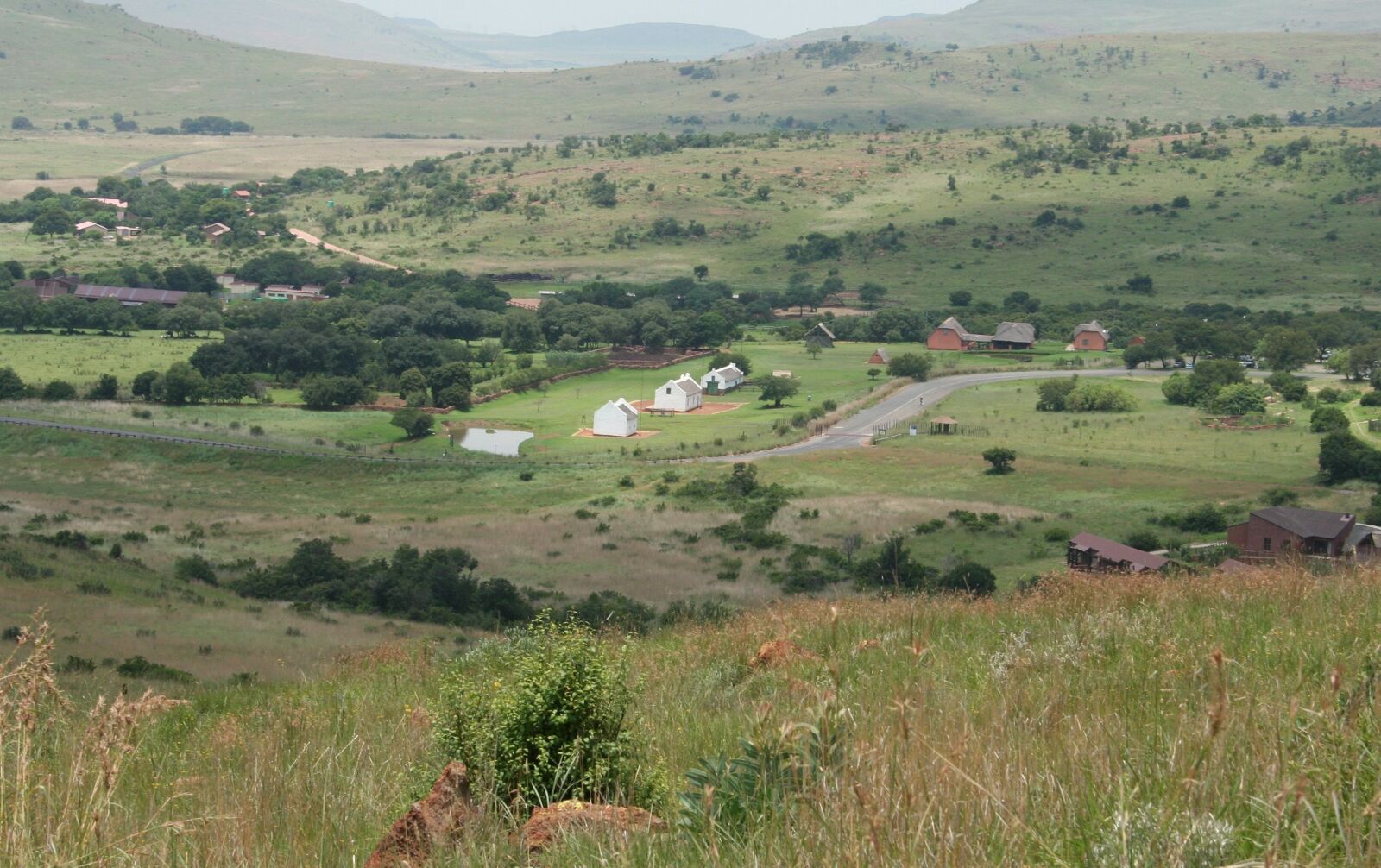 Canon EOS 350D (EOS Digital Rebel XT / EOS Kiss Digital N) sample photo. Countryside, lodges, valley photography