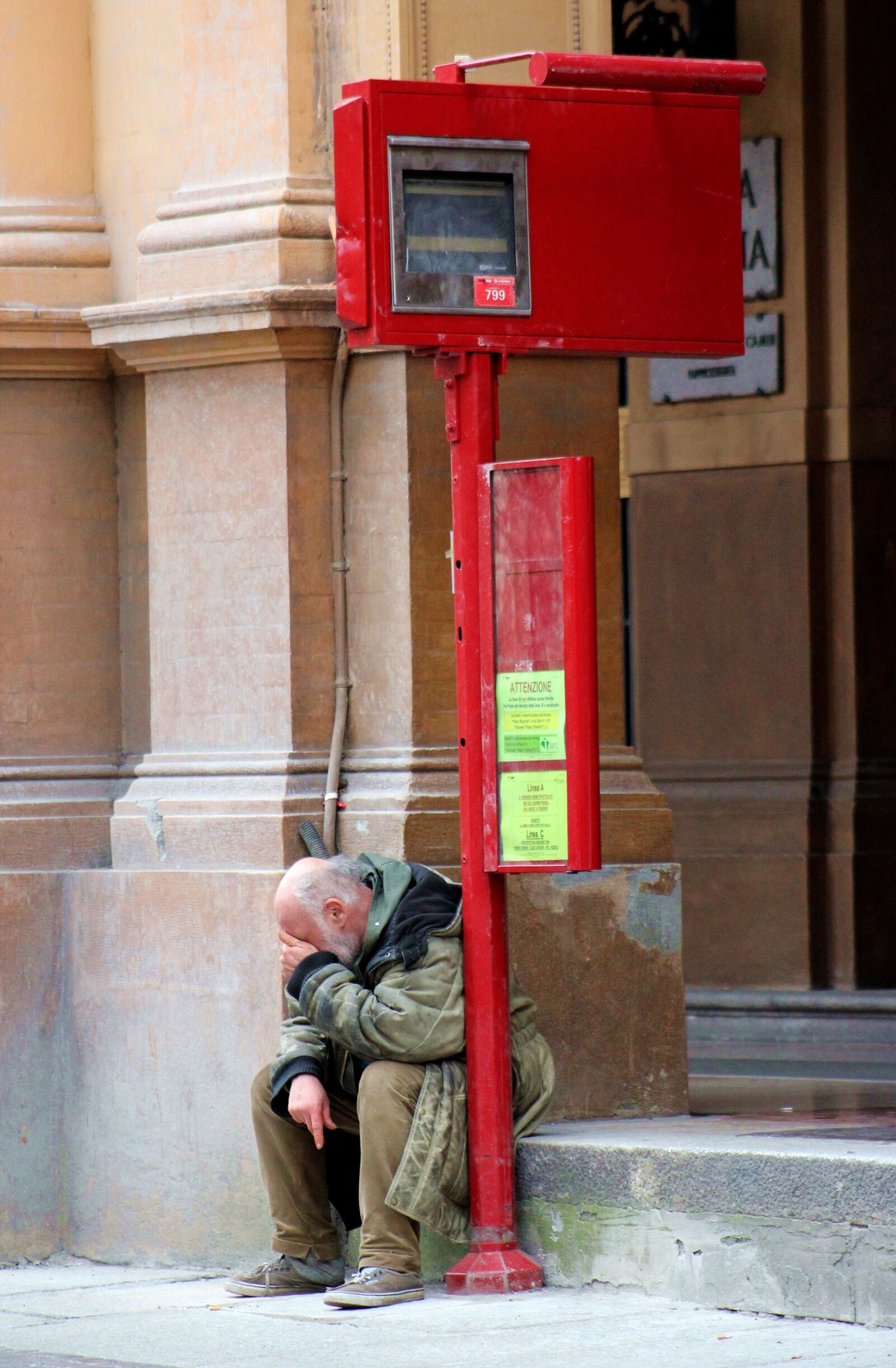 Canon EOS 550D (EOS Rebel T2i / EOS Kiss X4) sample photo. Man, solitude, homeless photography