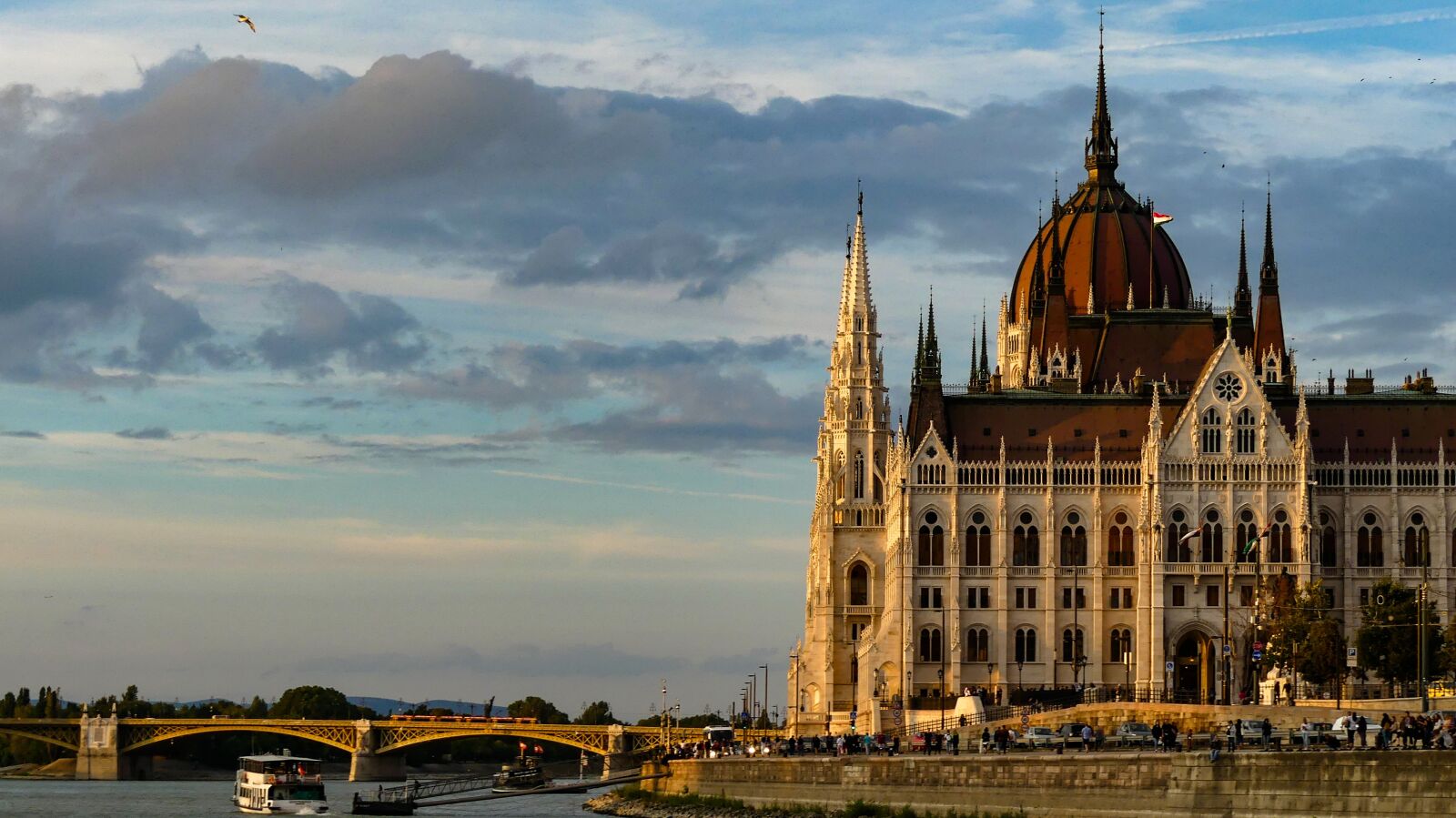 Panasonic Lumix DMC-FZ300 sample photo. Budapest, parliament, hungary photography