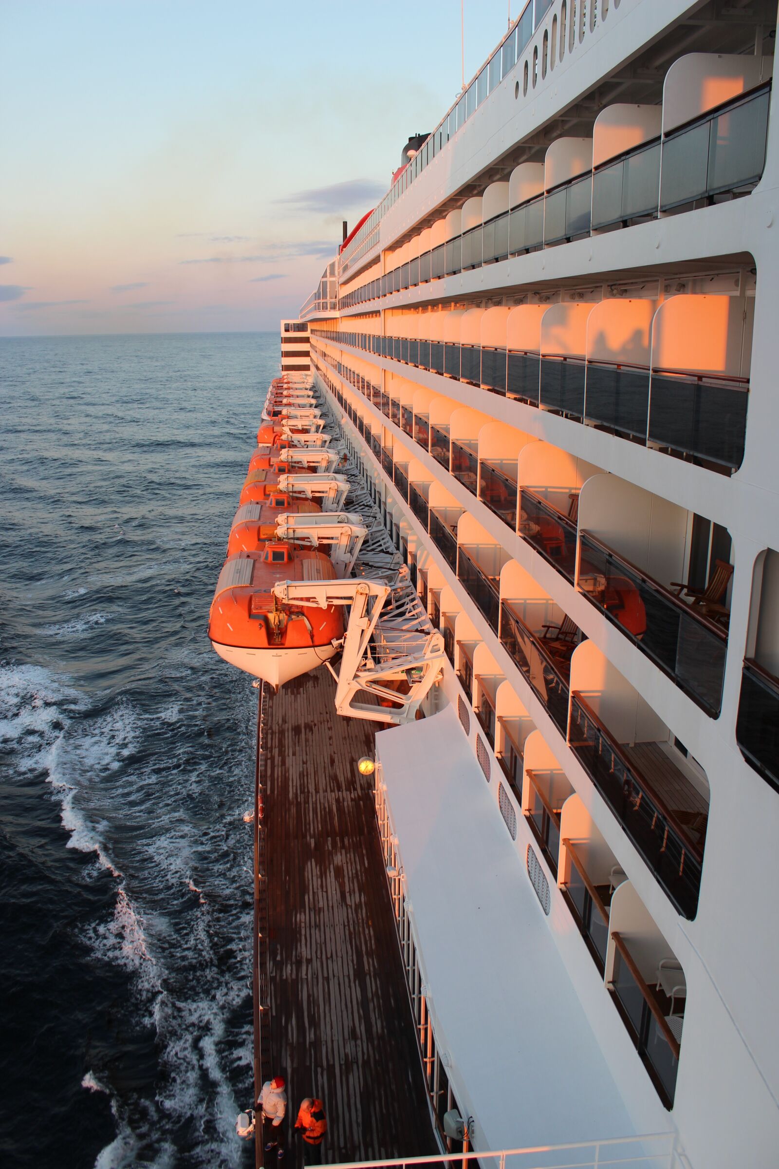 Canon EOS 600D (Rebel EOS T3i / EOS Kiss X5) sample photo. Queen mary 2, cunard photography
