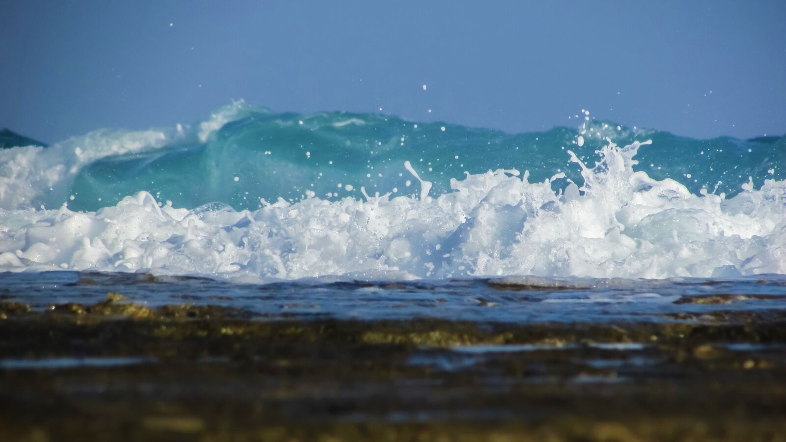 Canon PowerShot SX400 IS sample photo. Wave, smashing, sea photography