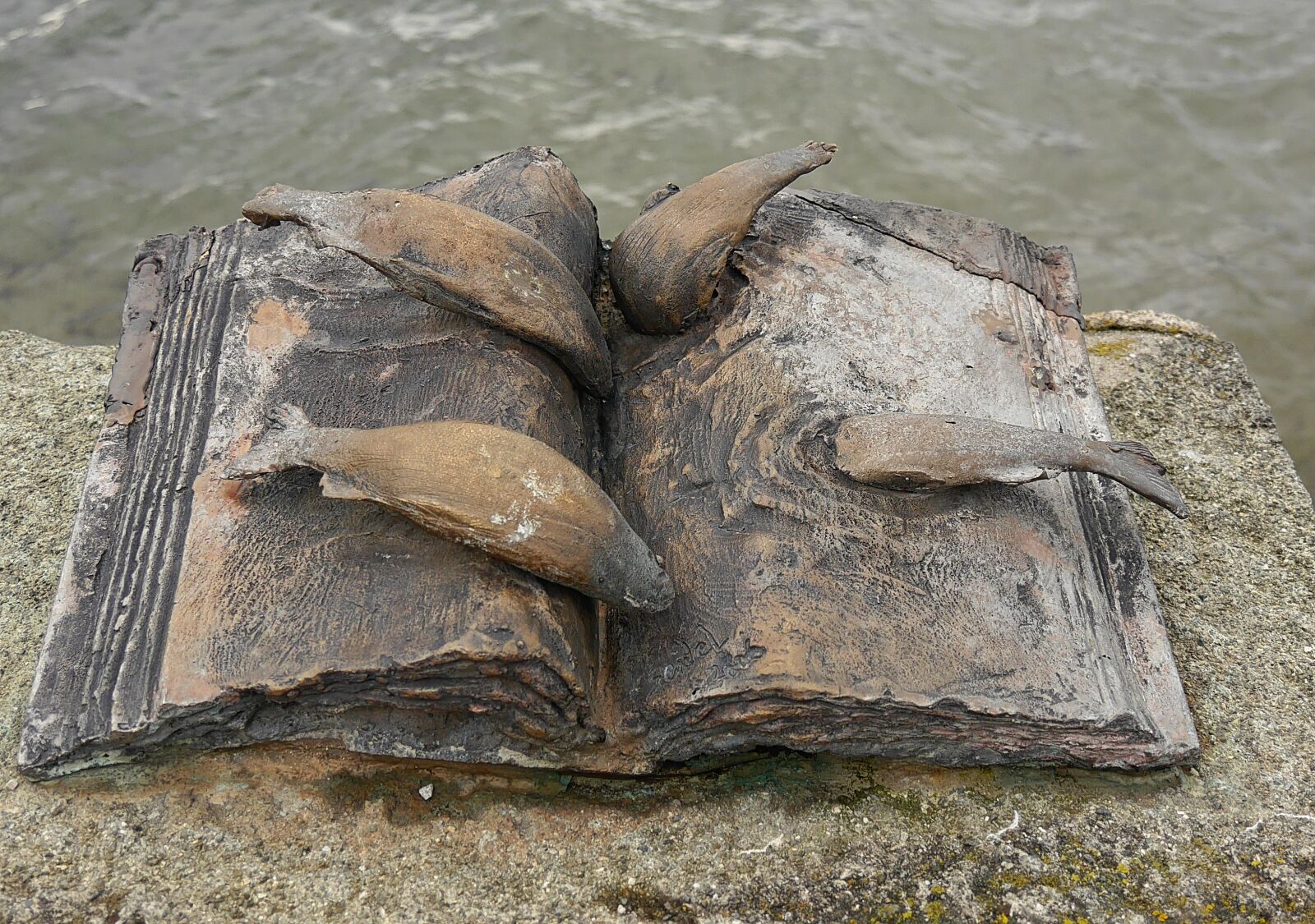 Panasonic Lumix DMC-G6 sample photo. Sculpture, book, fish photography