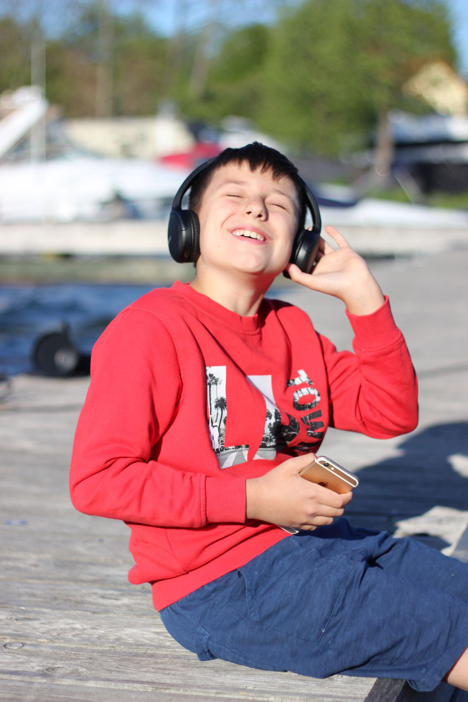 Canon EF 50mm F1.8 II sample photo. Boy, listen, music photography
