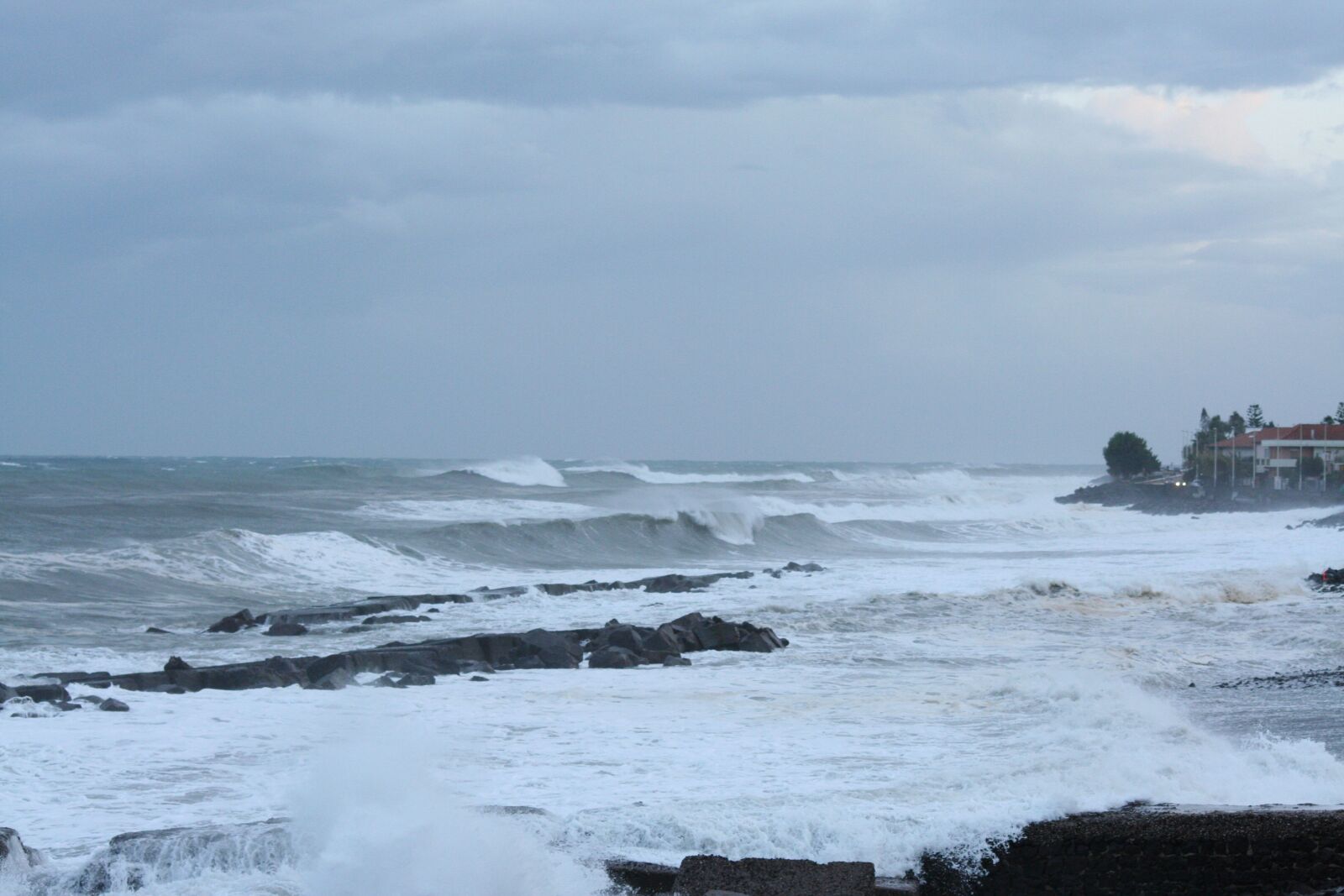 Canon EOS 350D (EOS Digital Rebel XT / EOS Kiss Digital N) sample photo. Sea storm, cliff, country photography