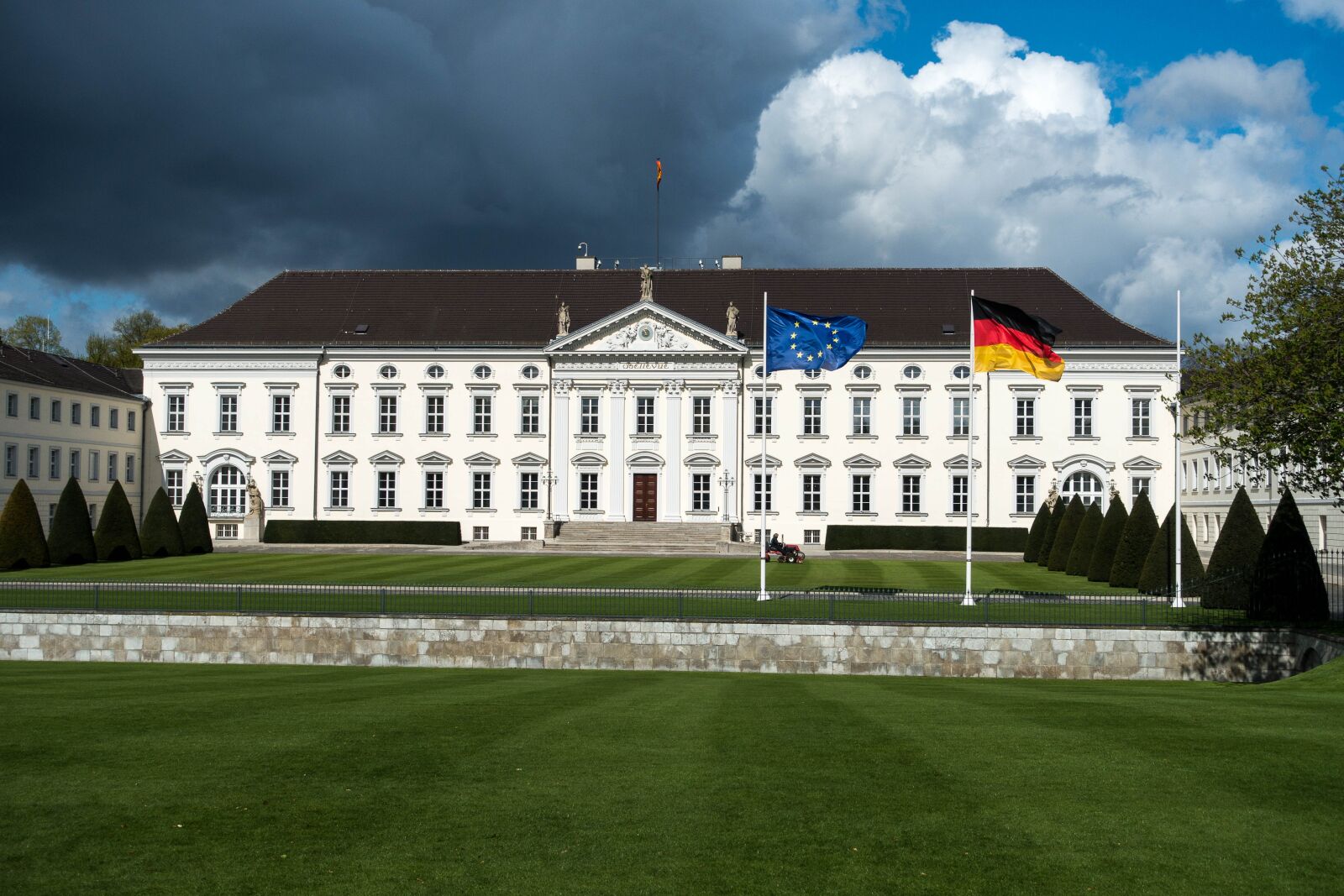 Sony Cyber-shot DSC-RX100 III sample photo. Germany, federal president, castle photography