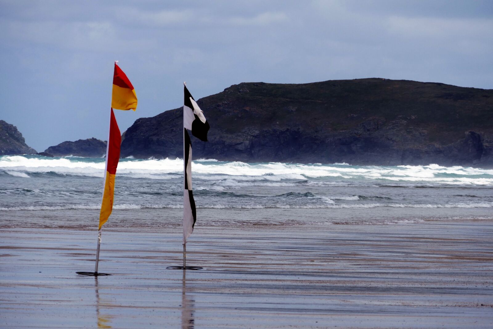 Panasonic Lumix DMC-FZ1000 sample photo. Beach, flags, warning photography