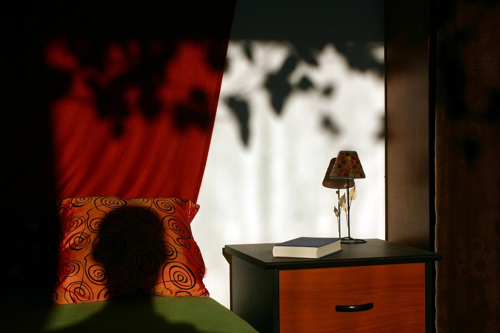 Canon EOS 300D (EOS Digital Rebel / EOS Kiss Digital) sample photo. Head, bed, still photography