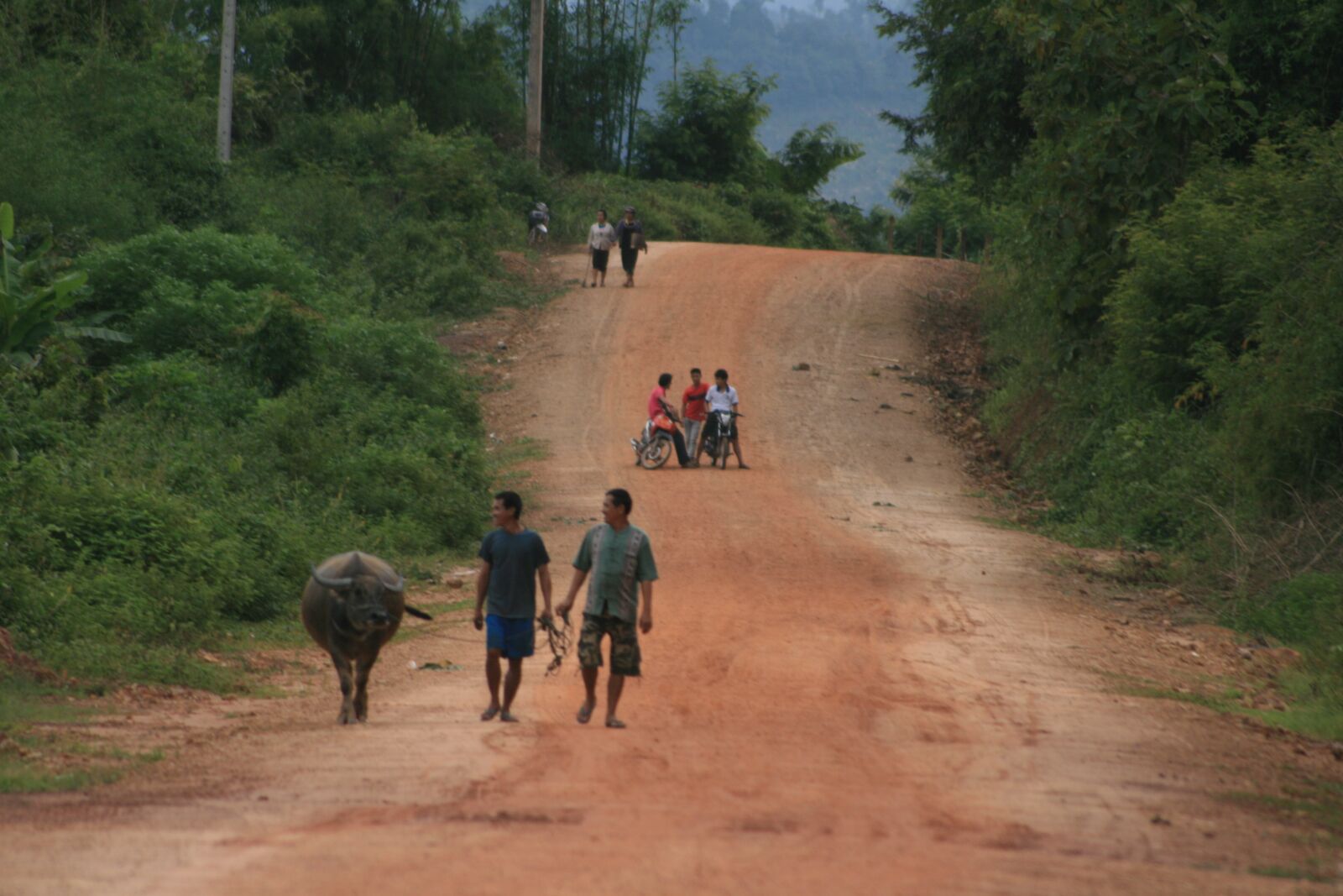 Canon EOS 400D (EOS Digital Rebel XTi / EOS Kiss Digital X) sample photo. Roads, laos, peoples photography