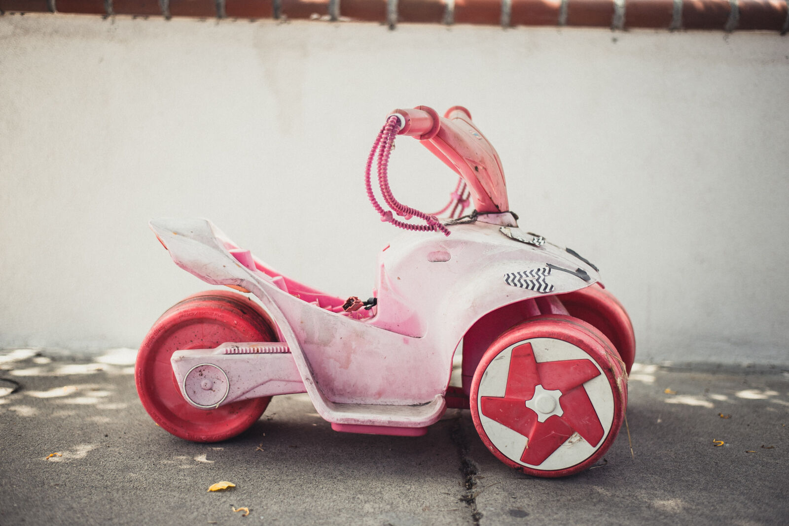 Nikon D610 + Nikon AF-S Nikkor 50mm F1.8G sample photo. Car, kids, toy, pavement photography