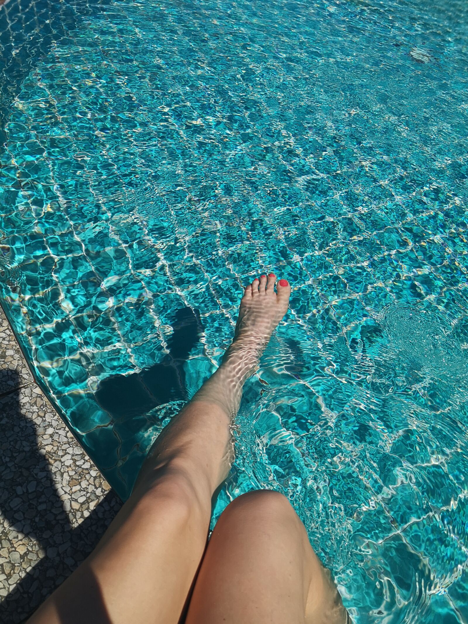 HUAWEI CLT-L09 sample photo. Pool, legs, relaxation photography