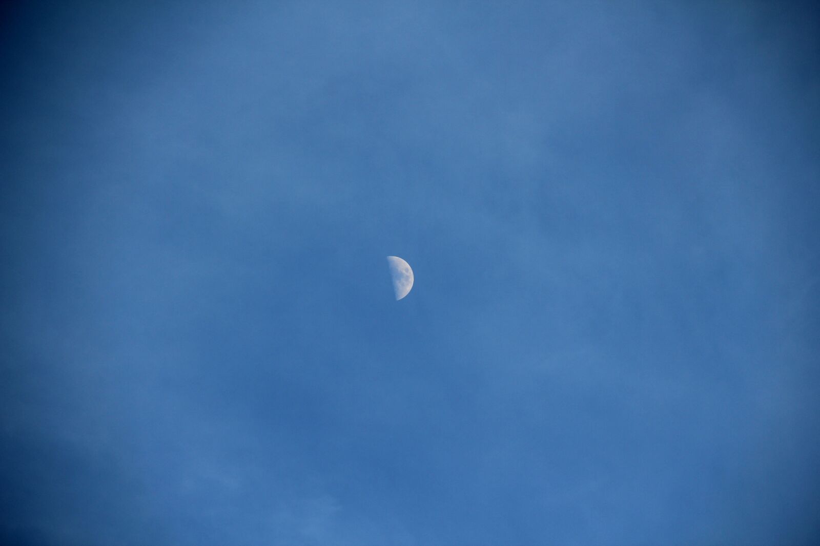Canon EOS 550D (EOS Rebel T2i / EOS Kiss X4) sample photo. Moon, half moon, evening photography