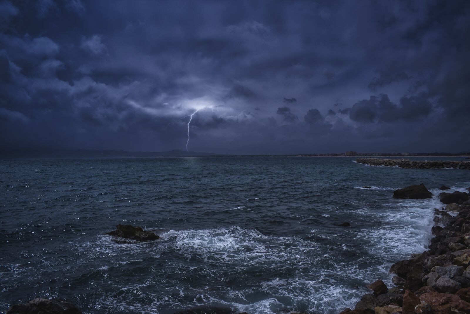 Nikon D5300 sample photo. Storm, sea, ray photography