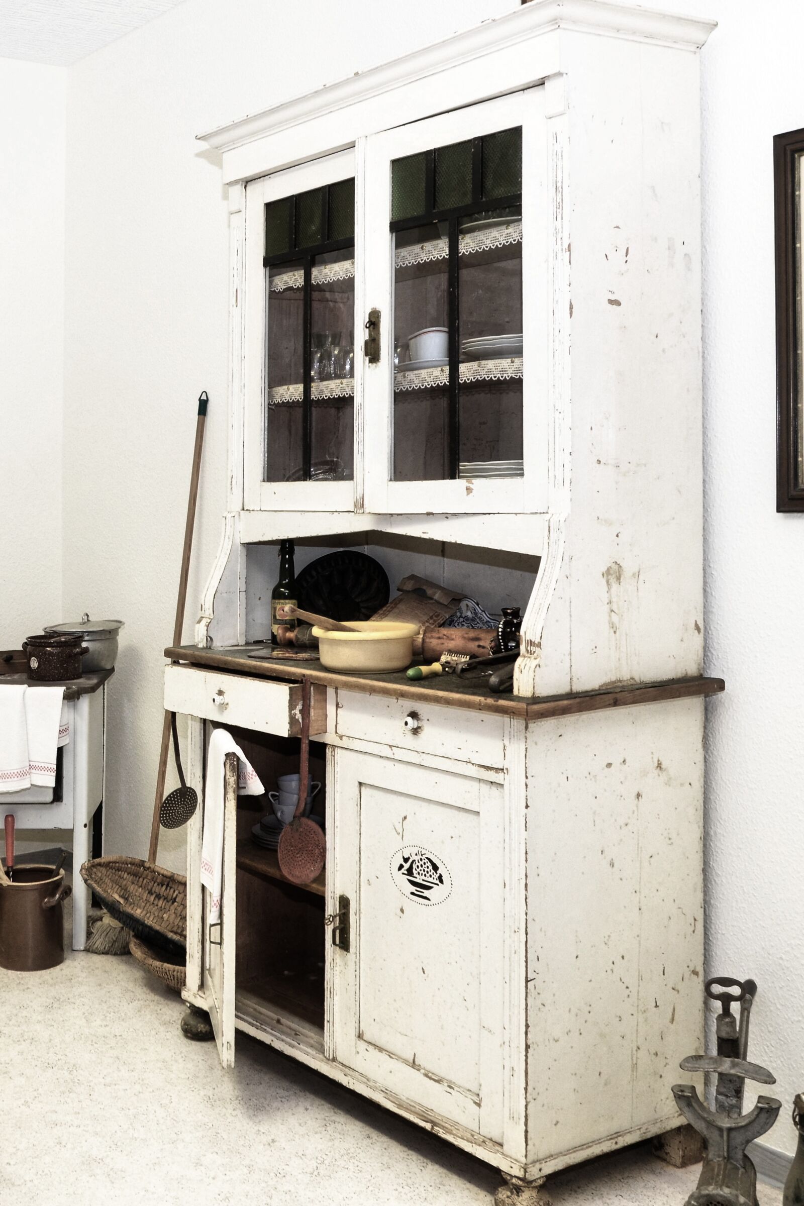 Nikon D5100 sample photo. Kitchen cabinet, old, historically photography