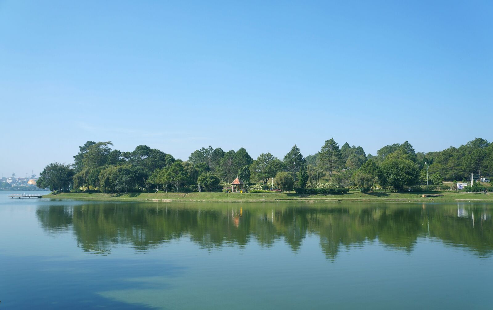 Sony Alpha NEX-F3 + Sony E 18-55mm F3.5-5.6 OSS sample photo. Lake, xuan huong lake photography