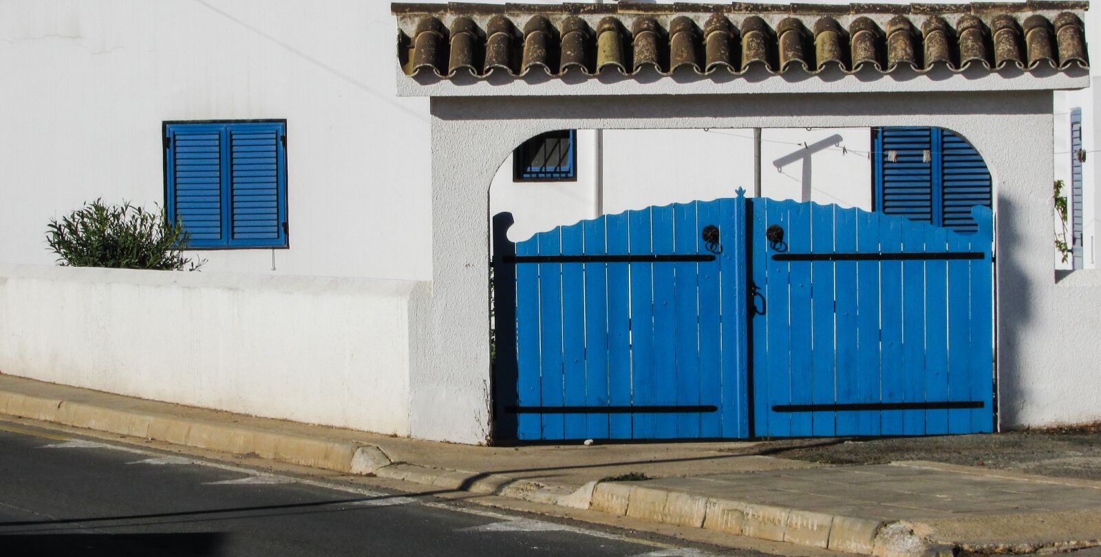 Canon PowerShot SX400 IS sample photo. Yard door, blue, door photography