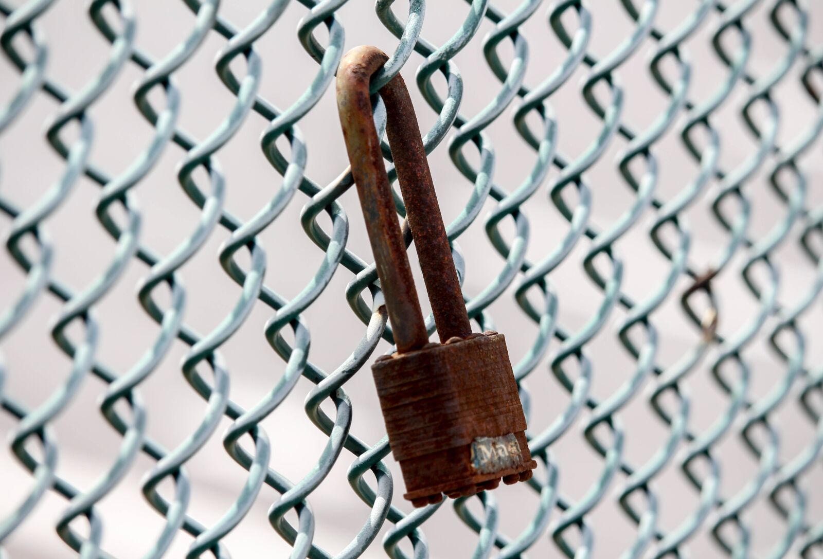 Canon EOS 700D (EOS Rebel T5i / EOS Kiss X7i) sample photo. Security, lock, rusty photography