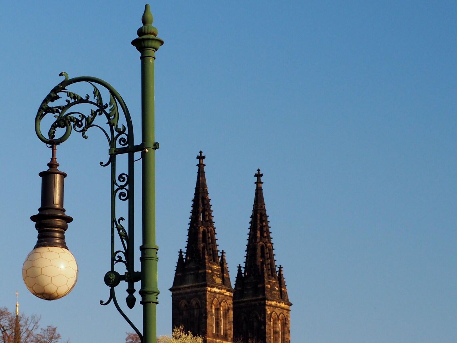 Olympus OM-D E-M10 II sample photo. Prag, lamp, church photography
