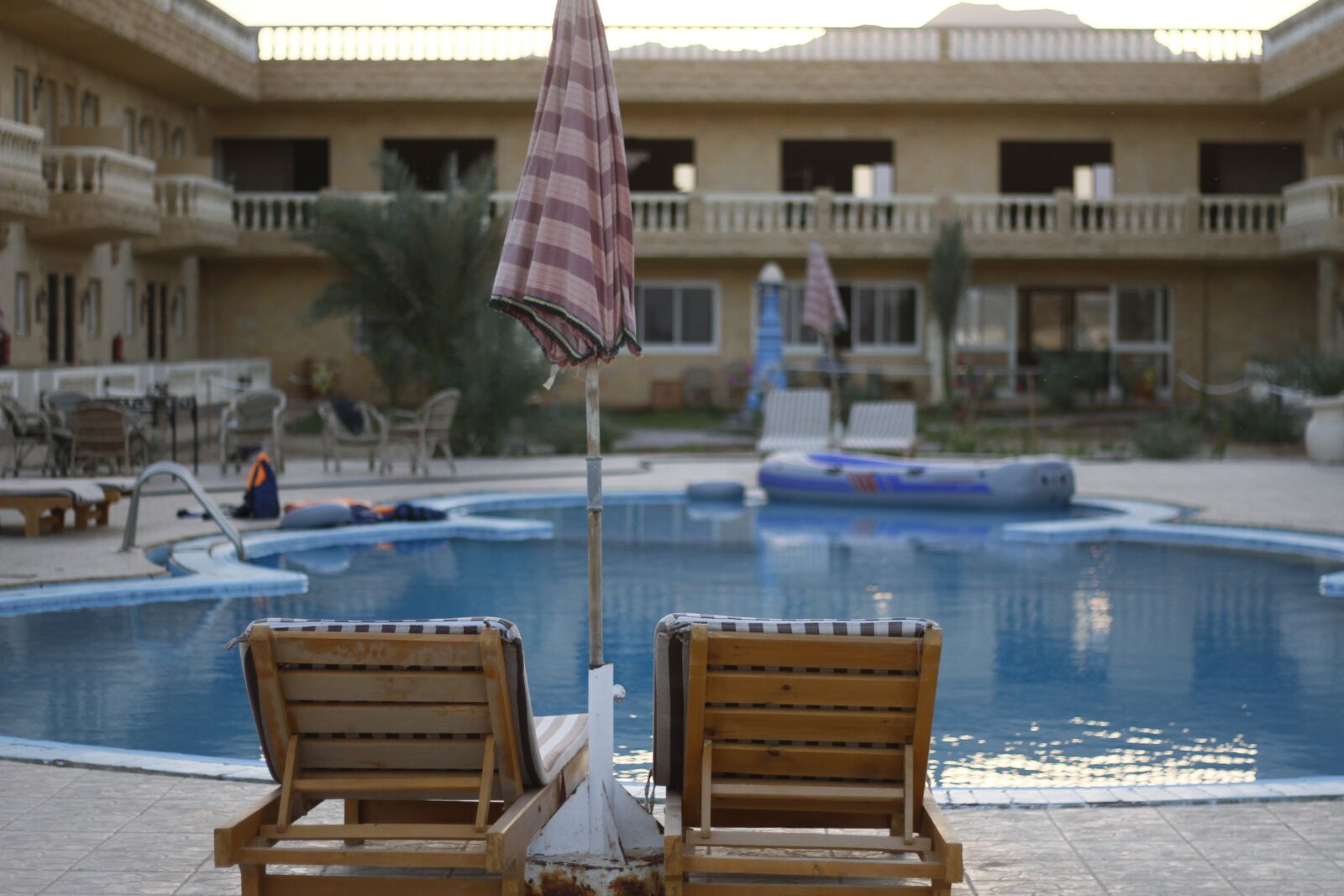 Canon EOS 7D + Canon EF 50mm F1.8 II sample photo. Grand hotel, hotel, pool photography