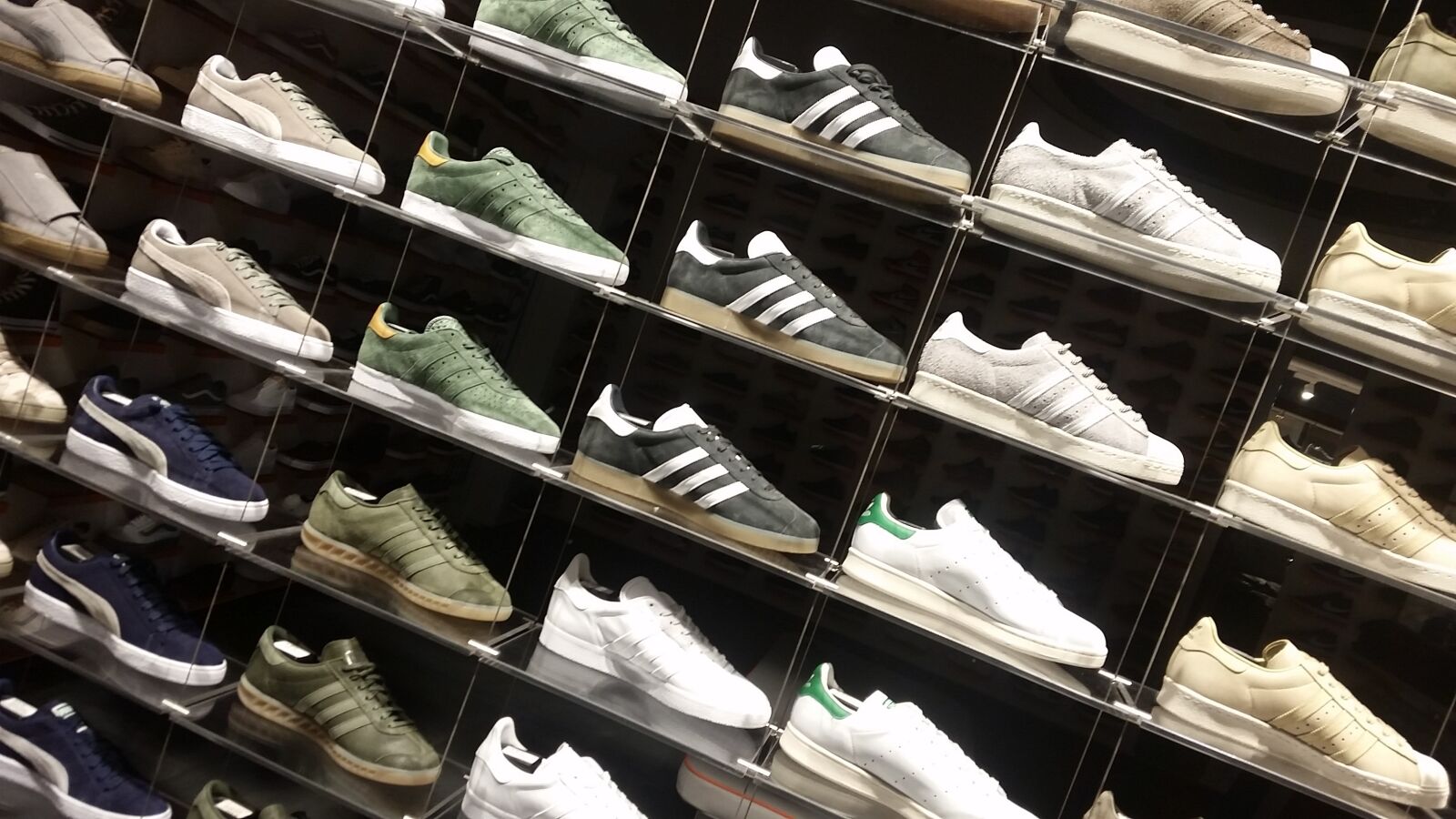 Samsung Galaxy S5 sample photo. Shoes, display, sneakers photography