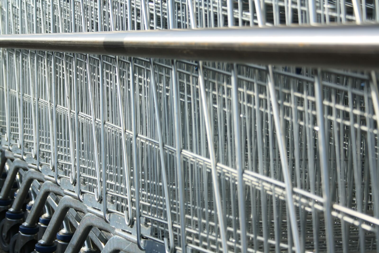 Canon EOS 1000D (EOS Digital Rebel XS / EOS Kiss F) sample photo. Shopping cart, lines, geometric photography